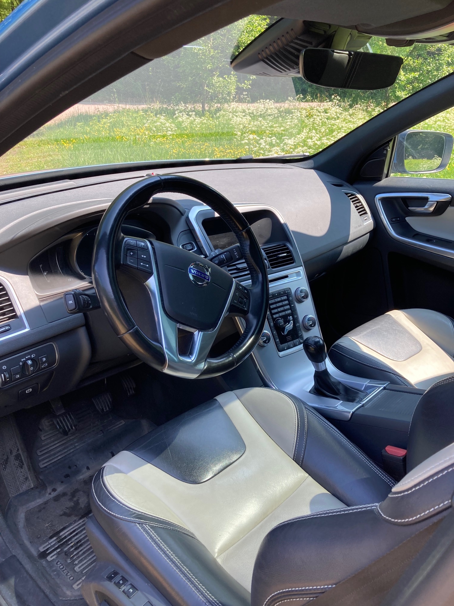 Volvo XC60 D4 AWD Manuell 2017, bild 2/3