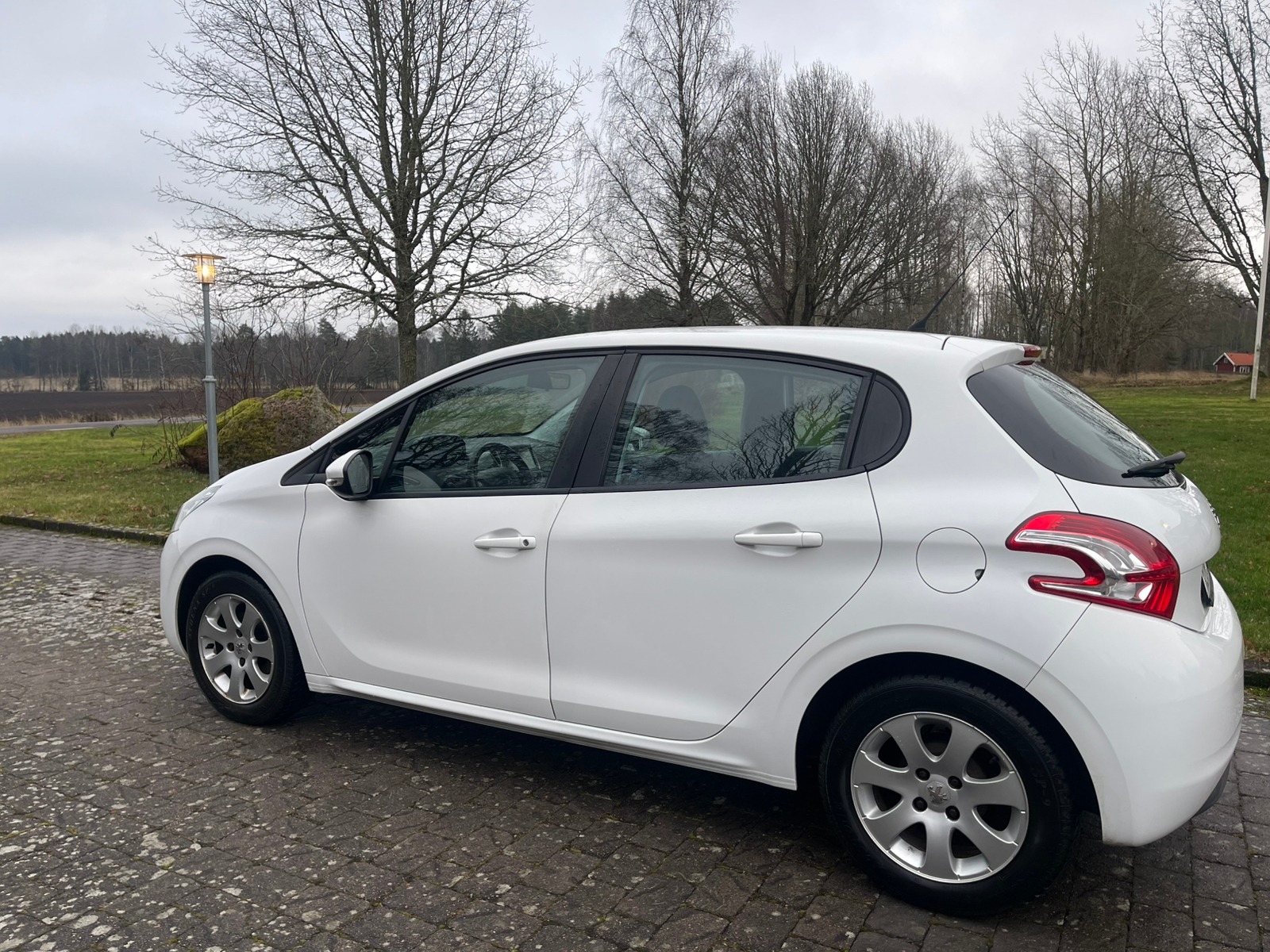 Peugeot 208 5-dörrar 1.2 VTi 82 Manuell 2013, bild 2/4