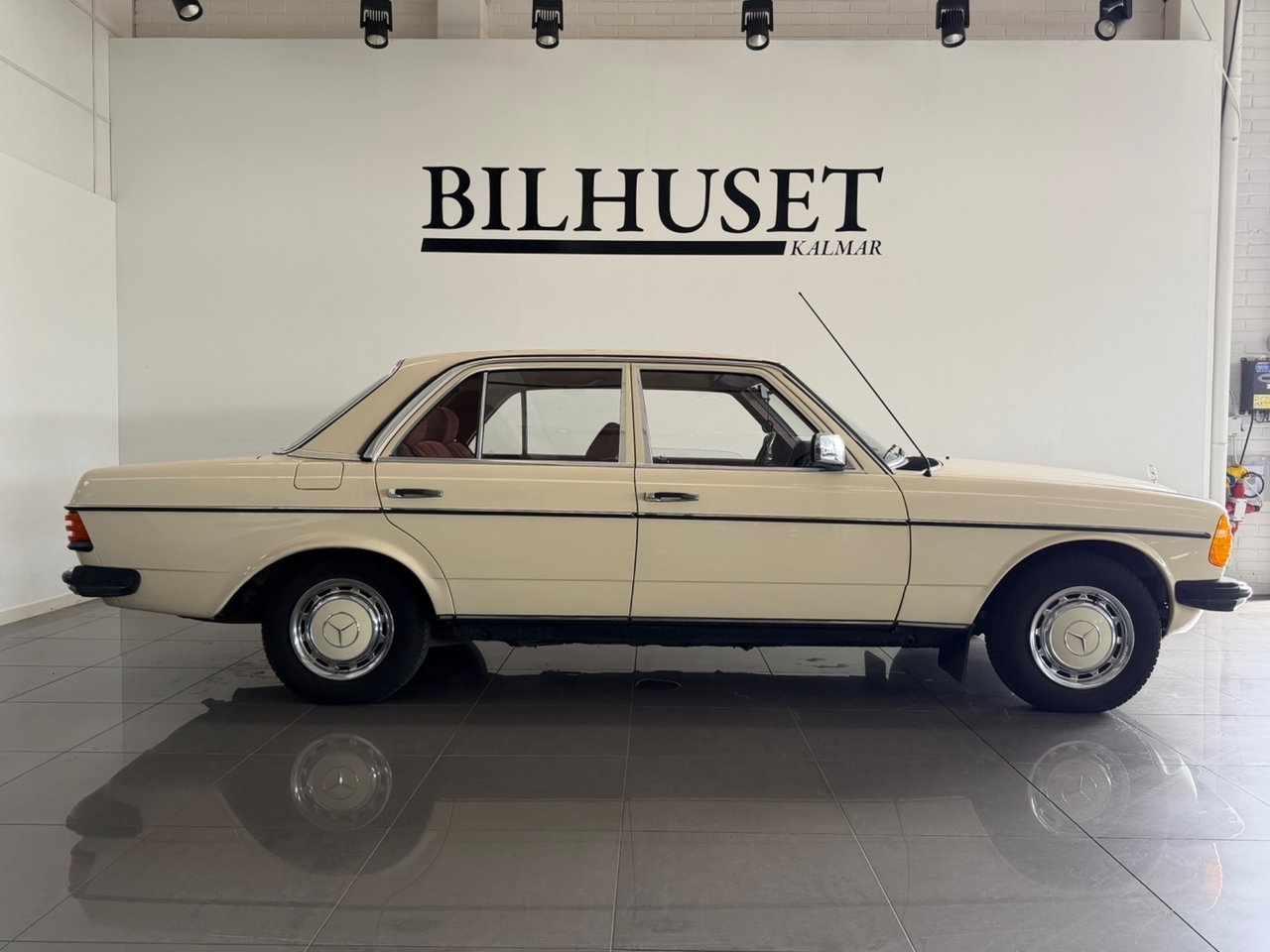 Mercedes-Benz 200 1984, bild 4/8