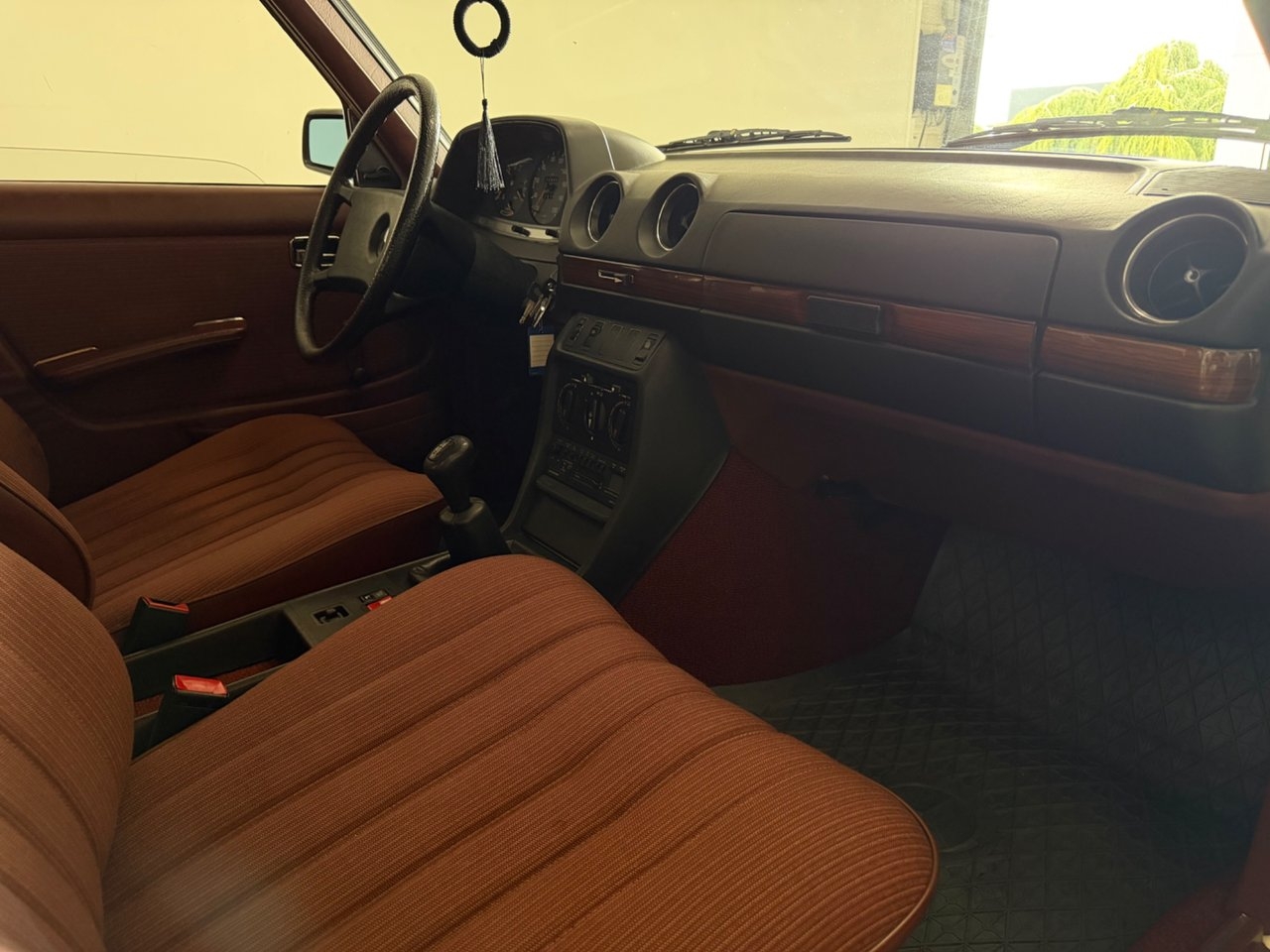 Mercedes-Benz 200 1984, bild 6/8