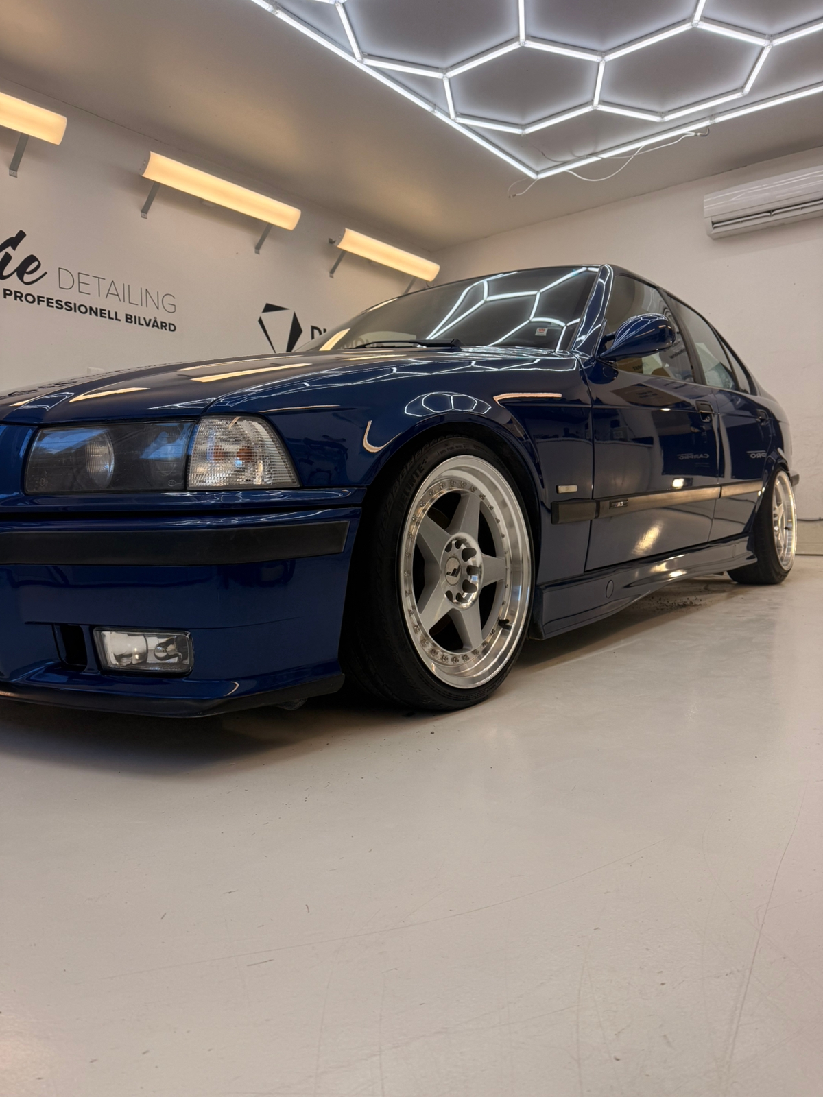 BMW 323