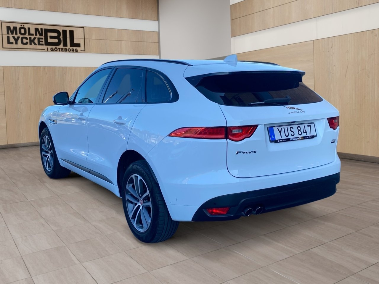 Jaguar F-Pace 20d AWD R-Sport 2019, photo 4/10
