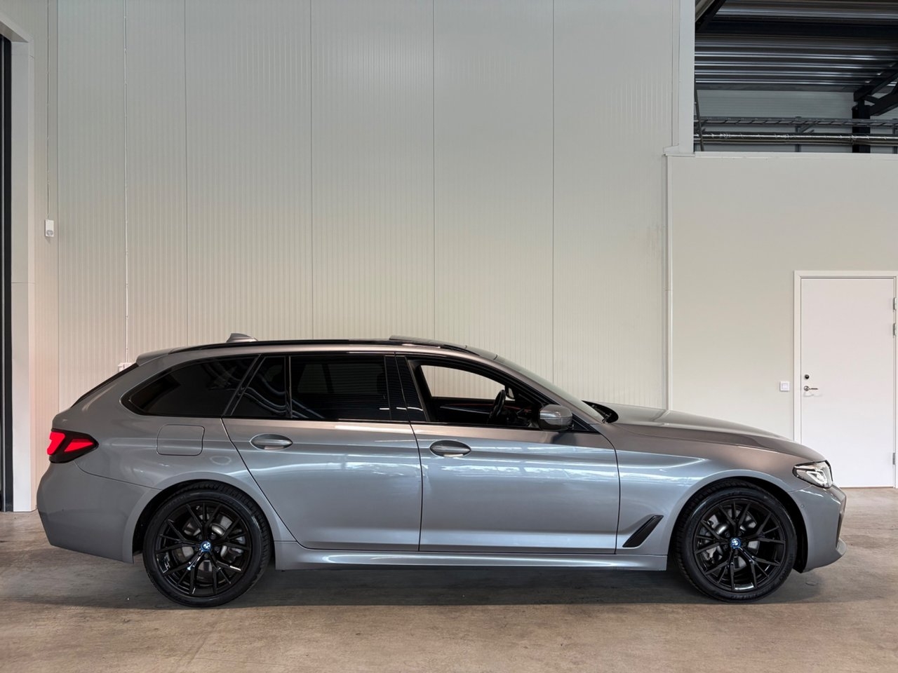 BMW 530 e xDrive M-Sport 2023, bild 2/10