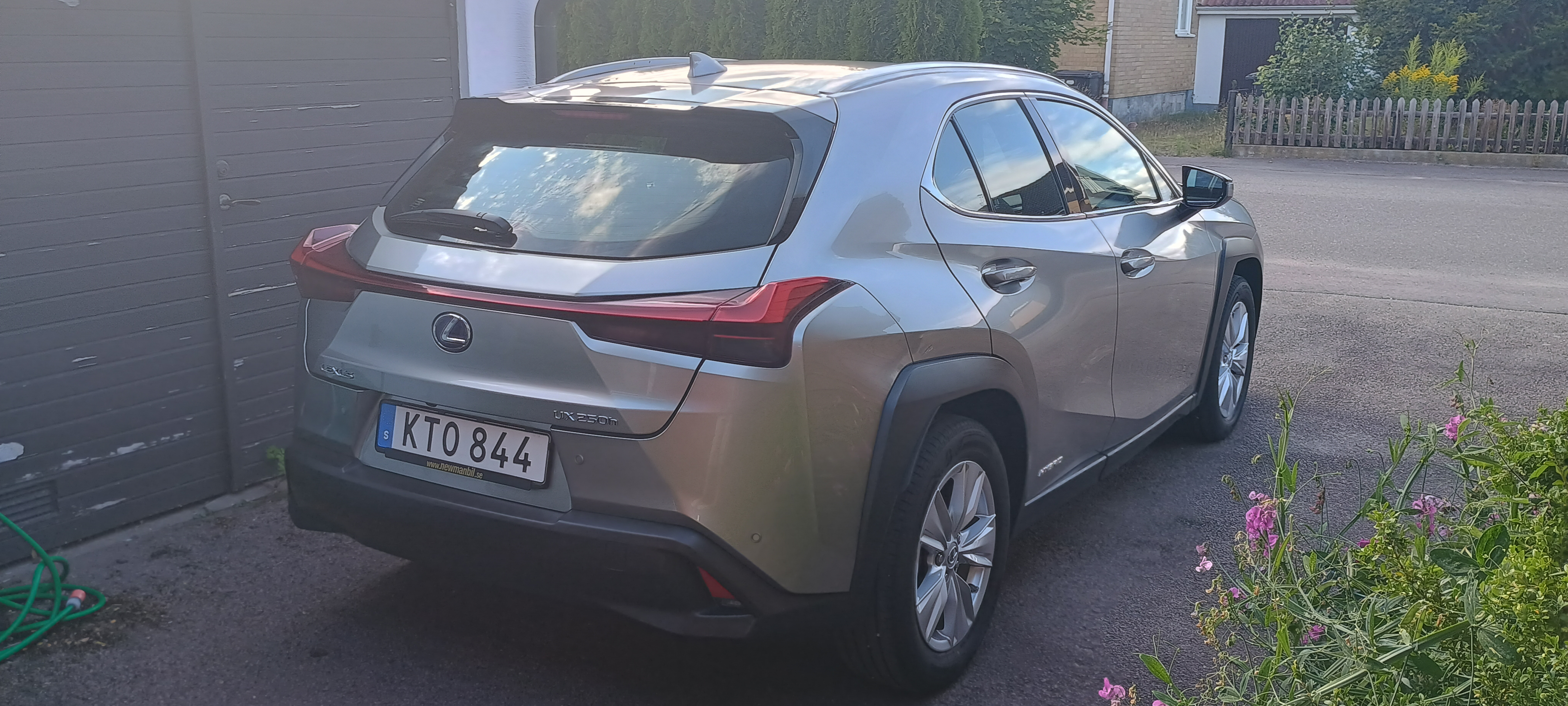 Lexus UX 250h CVT 2019, photo 3/8