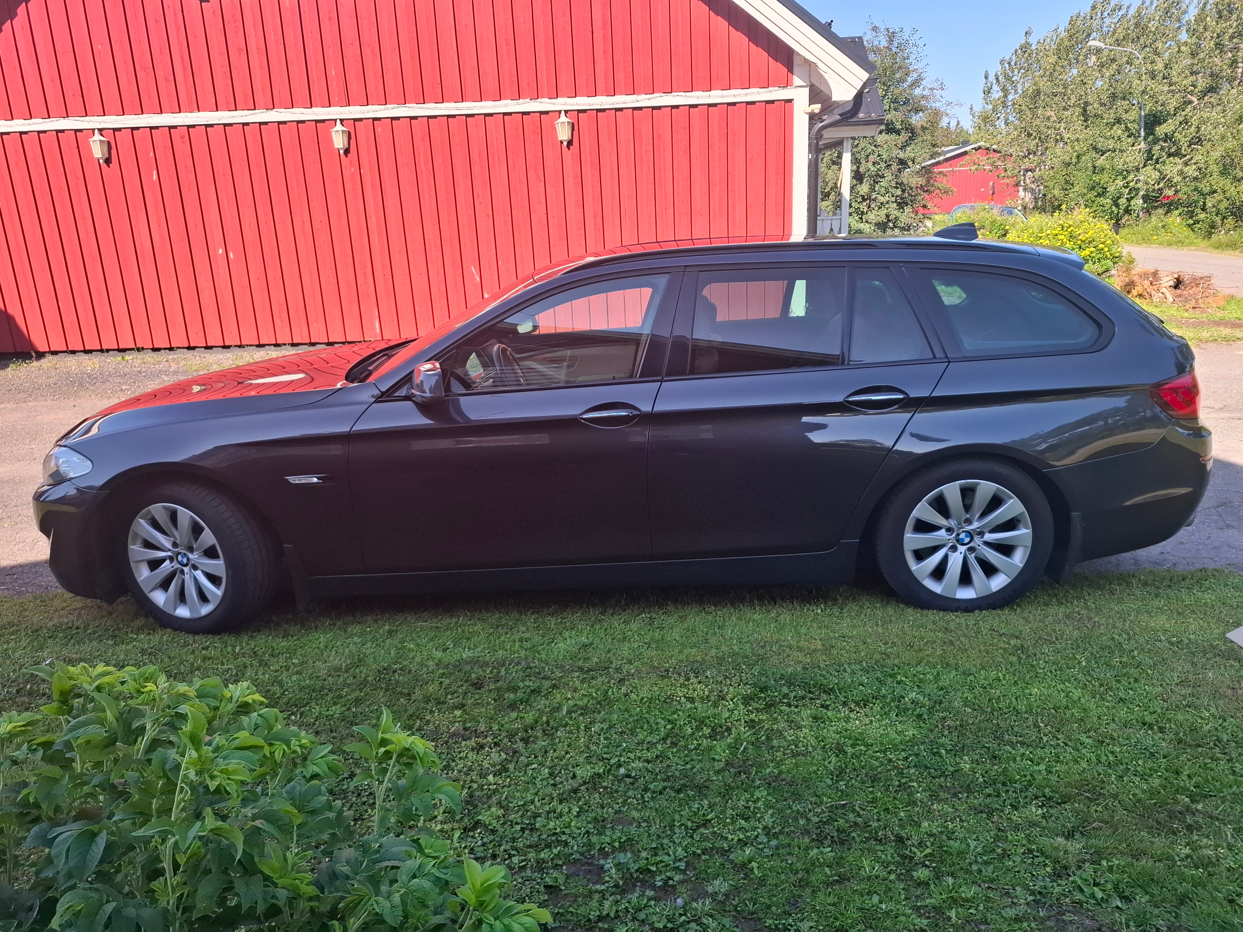 BMW 523 i Touring Steptronic 2011, kuva 2/10
