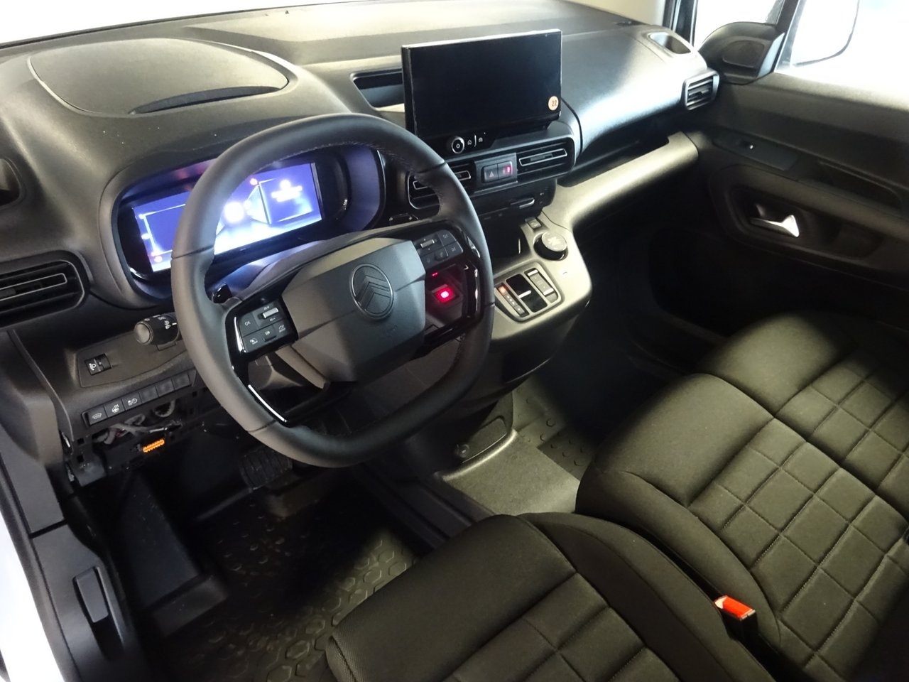 Citroen Berlingo L2 130 AT8 Business 4X4 2026, bild 6/7