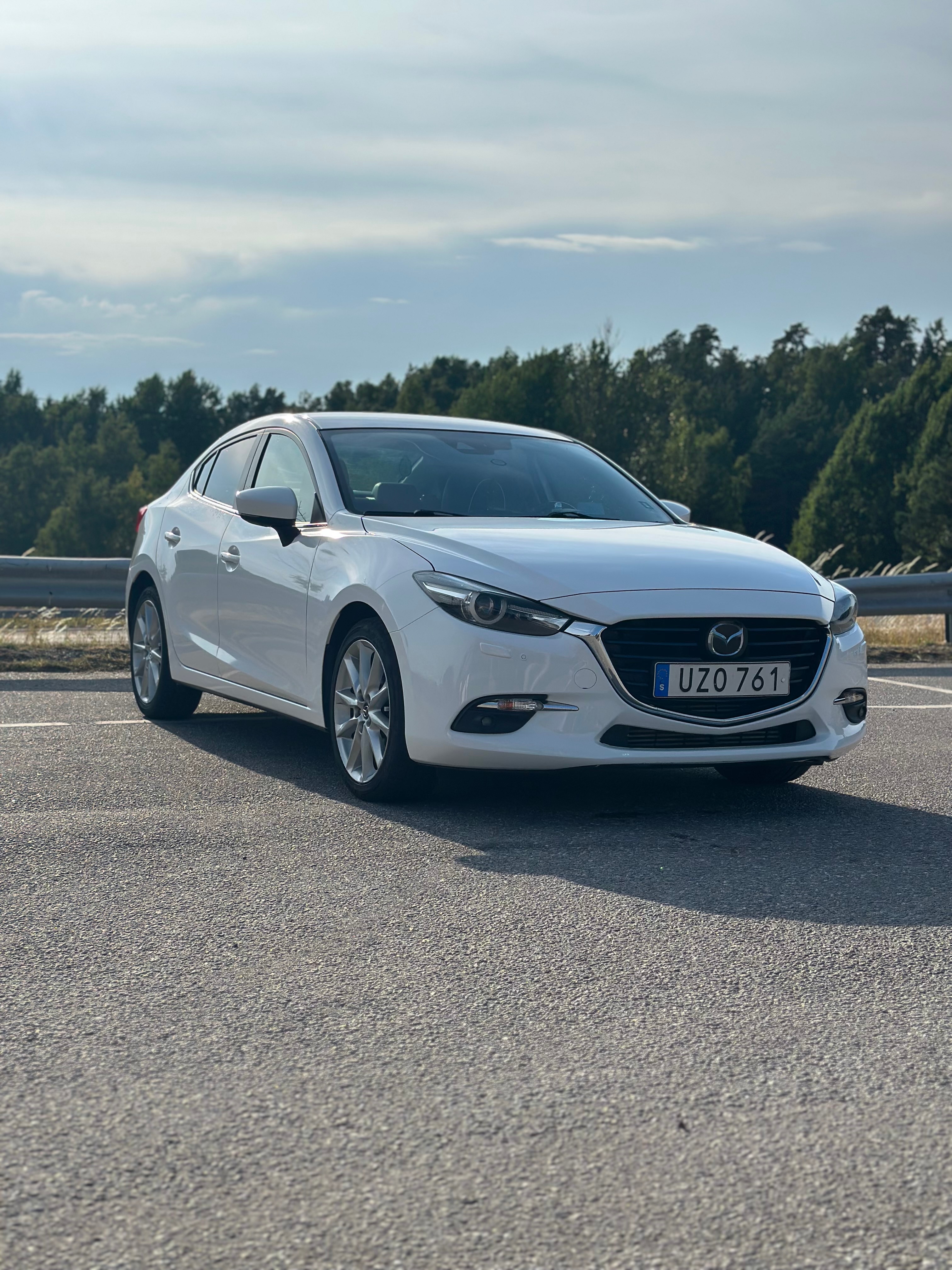 Mazda 3 Sedan 2.2 SKYACTIV-D Manuell 2017, bild 2/4