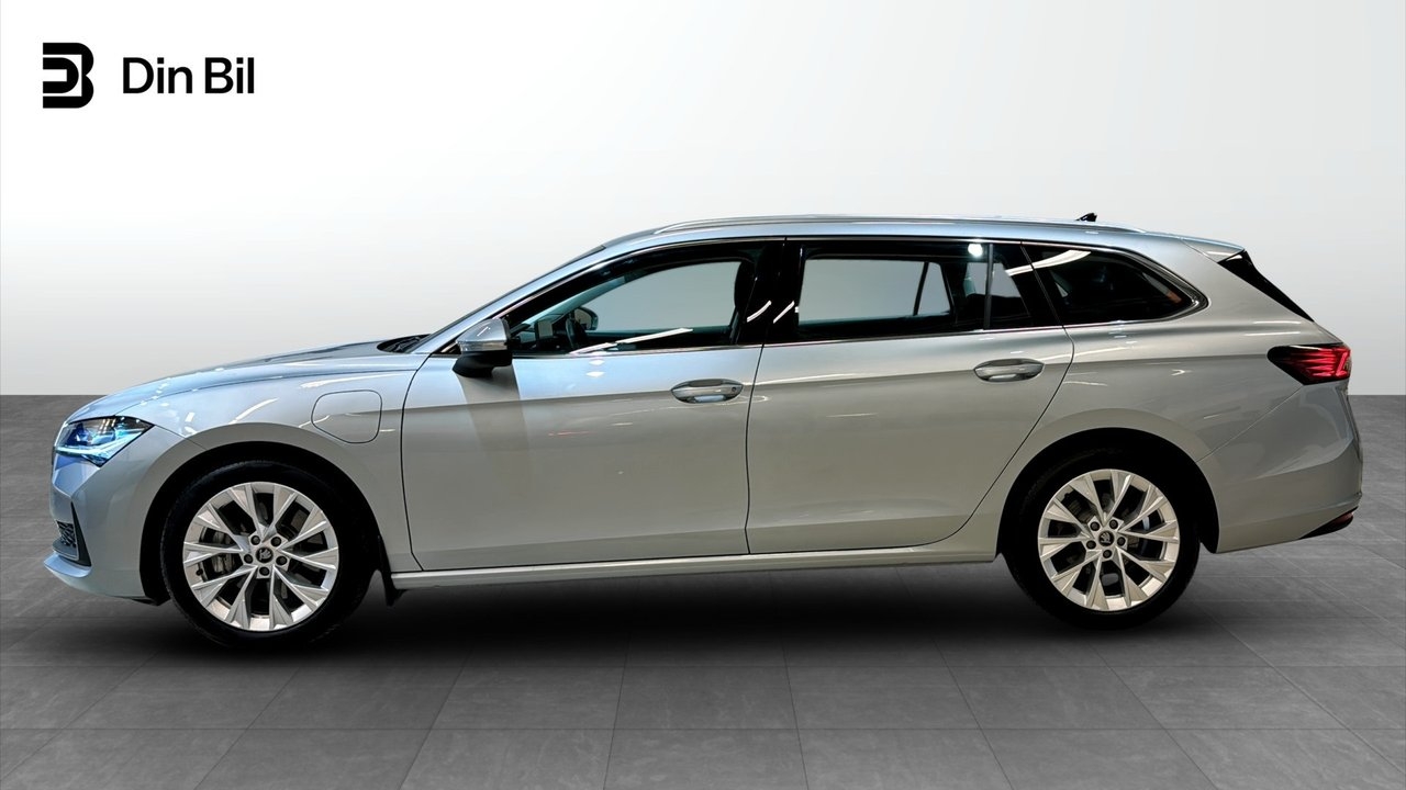Skoda Superb 2025, photo 2/23