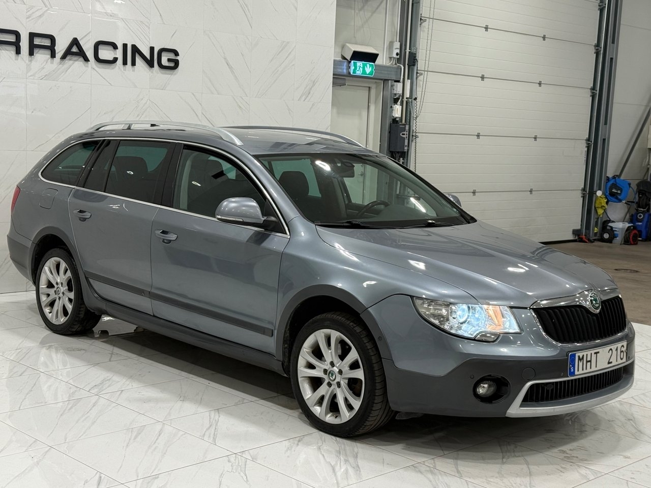 Skoda Superb Kombi 2.0 TDI 4x4 Elegance 2012, bild 3/10