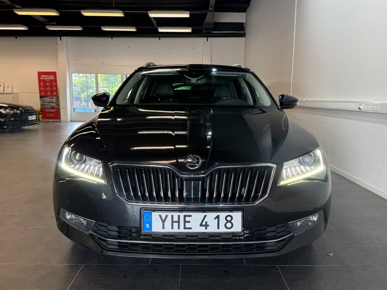 Skoda Superb 2017, photo 3/10