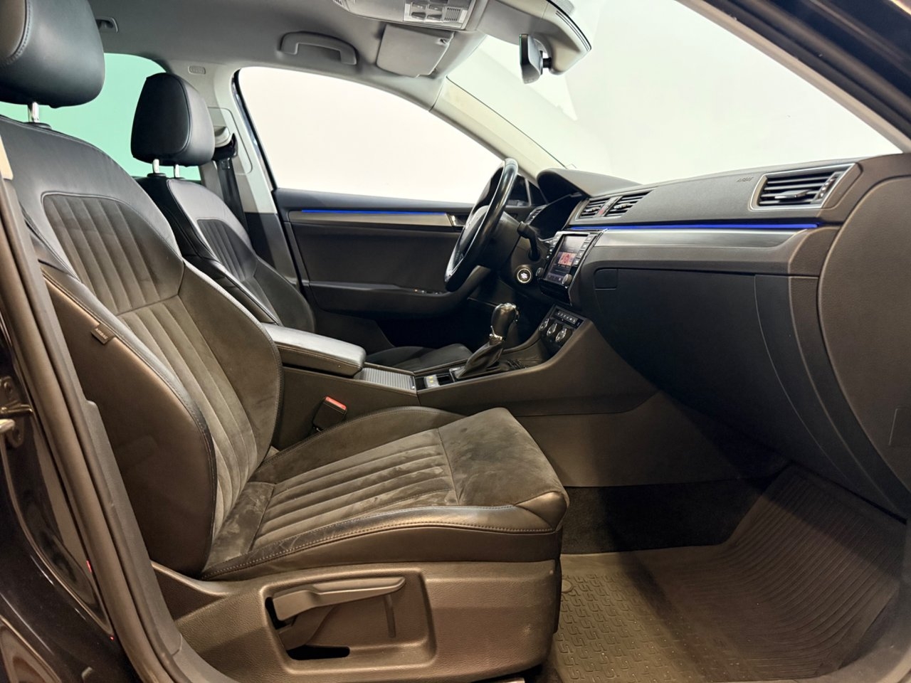 Skoda Superb 2017, photo 6/10