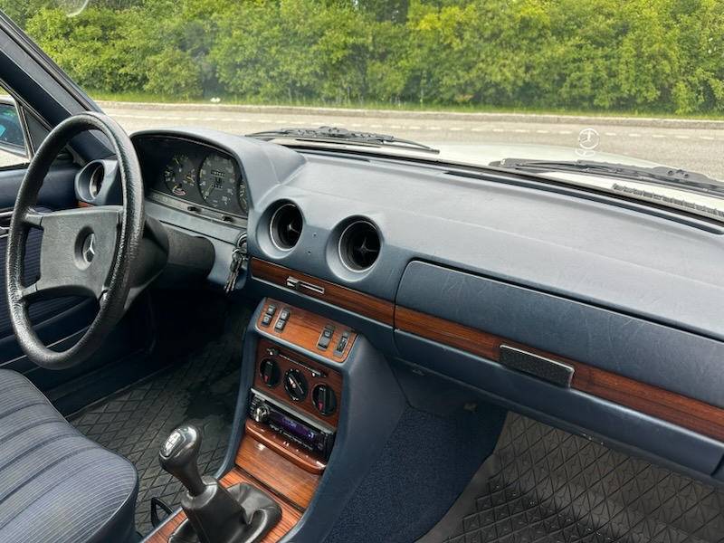 Mercedes-Benz 200 1985, photo 5/6