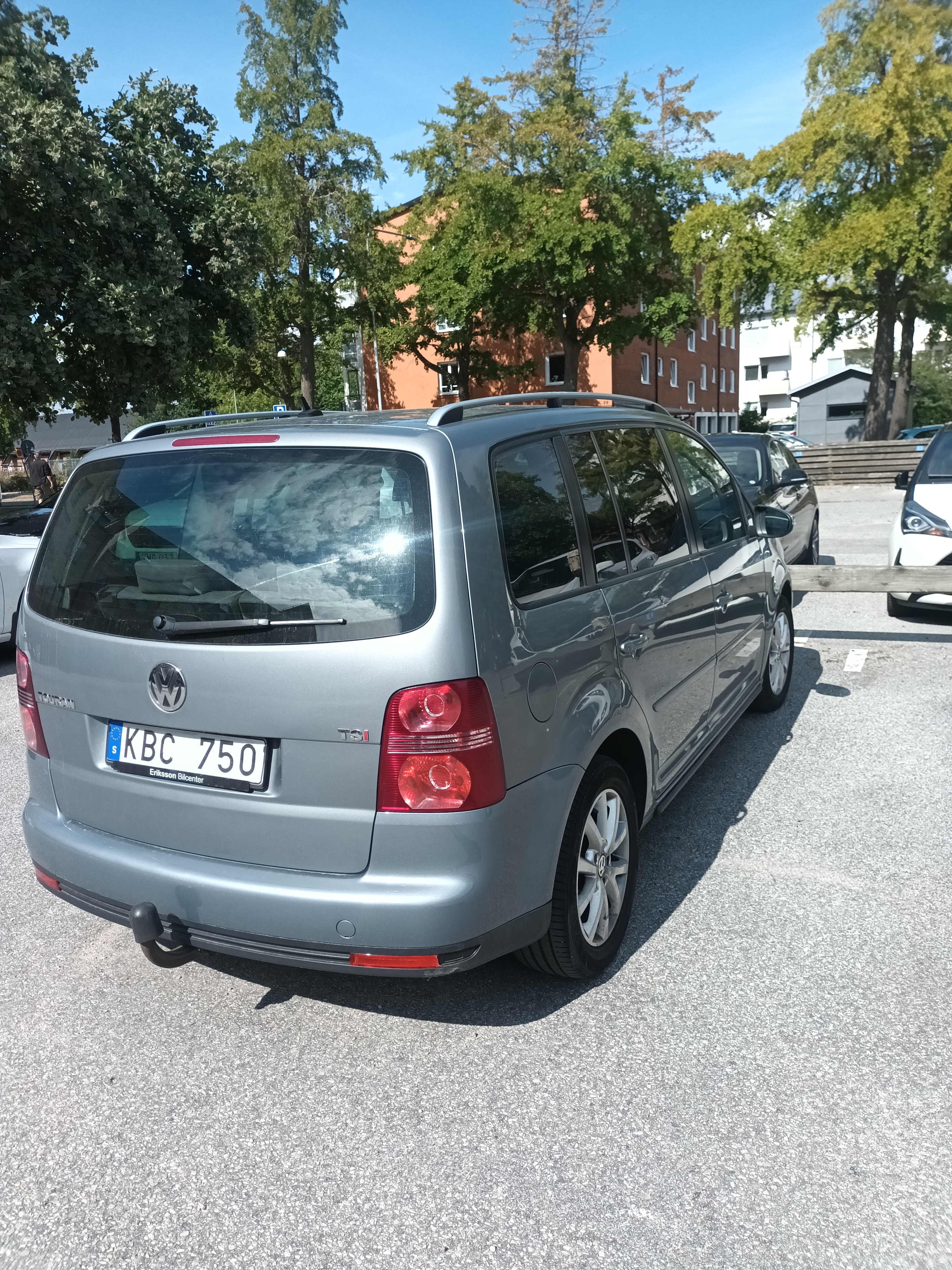 Volkswagen Touran 2010, photo 6/8