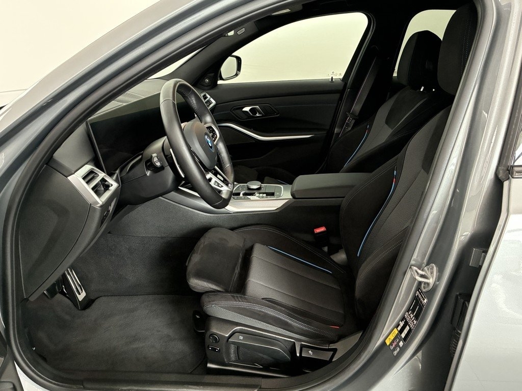 BMW 330 2025, photo 4/10