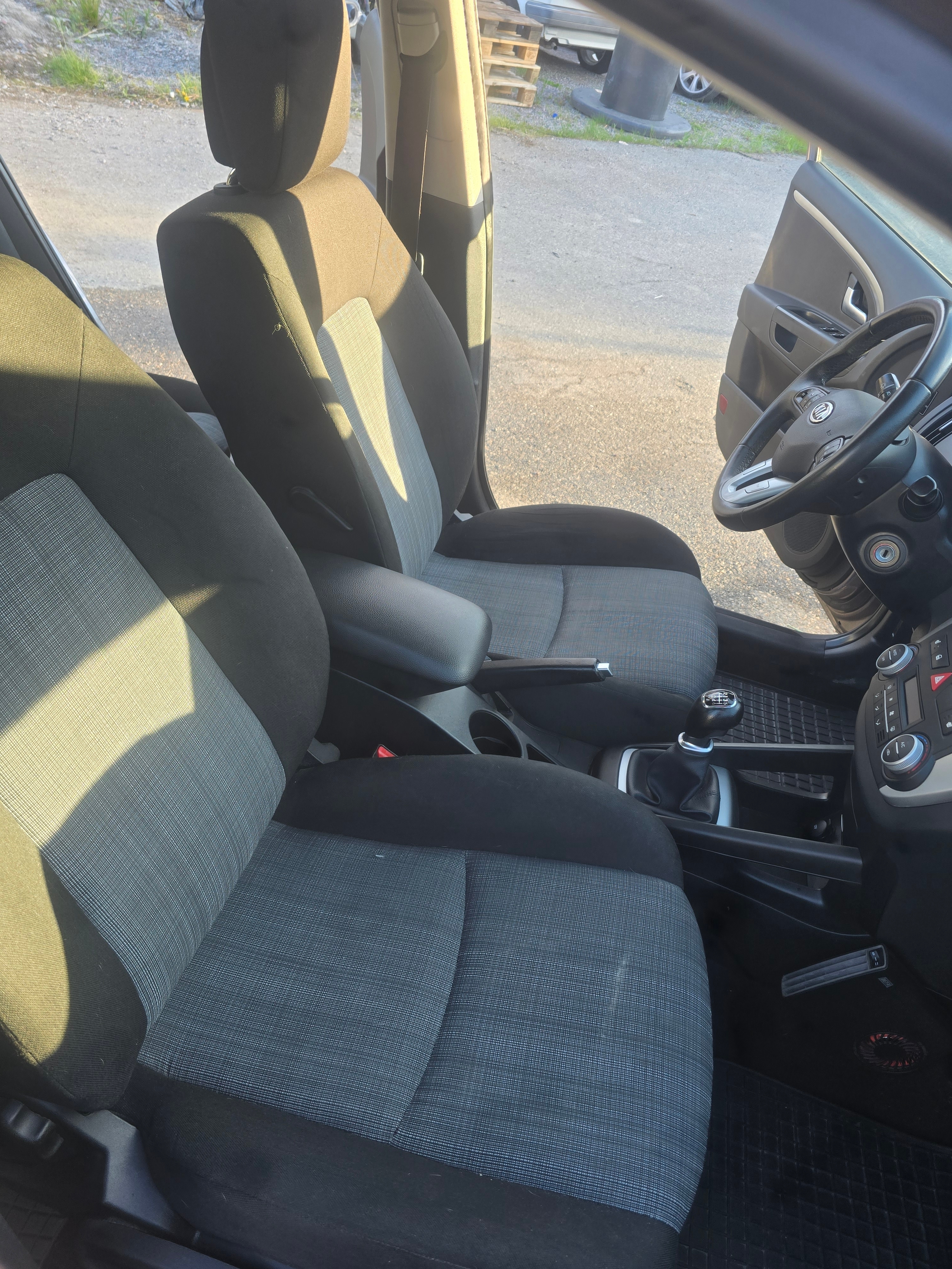 Kia Ceed 1.6 CRDi Manuell 2010, bild 4/10