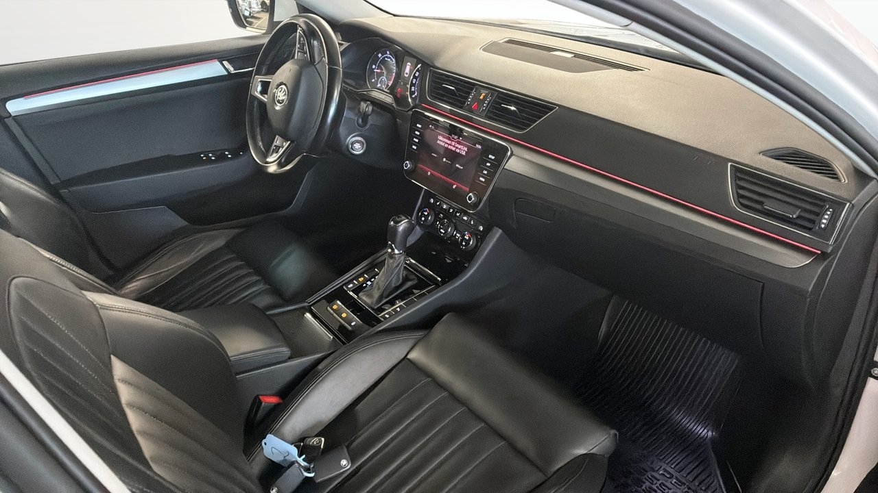 Skoda Superb 2019, photo 3/12