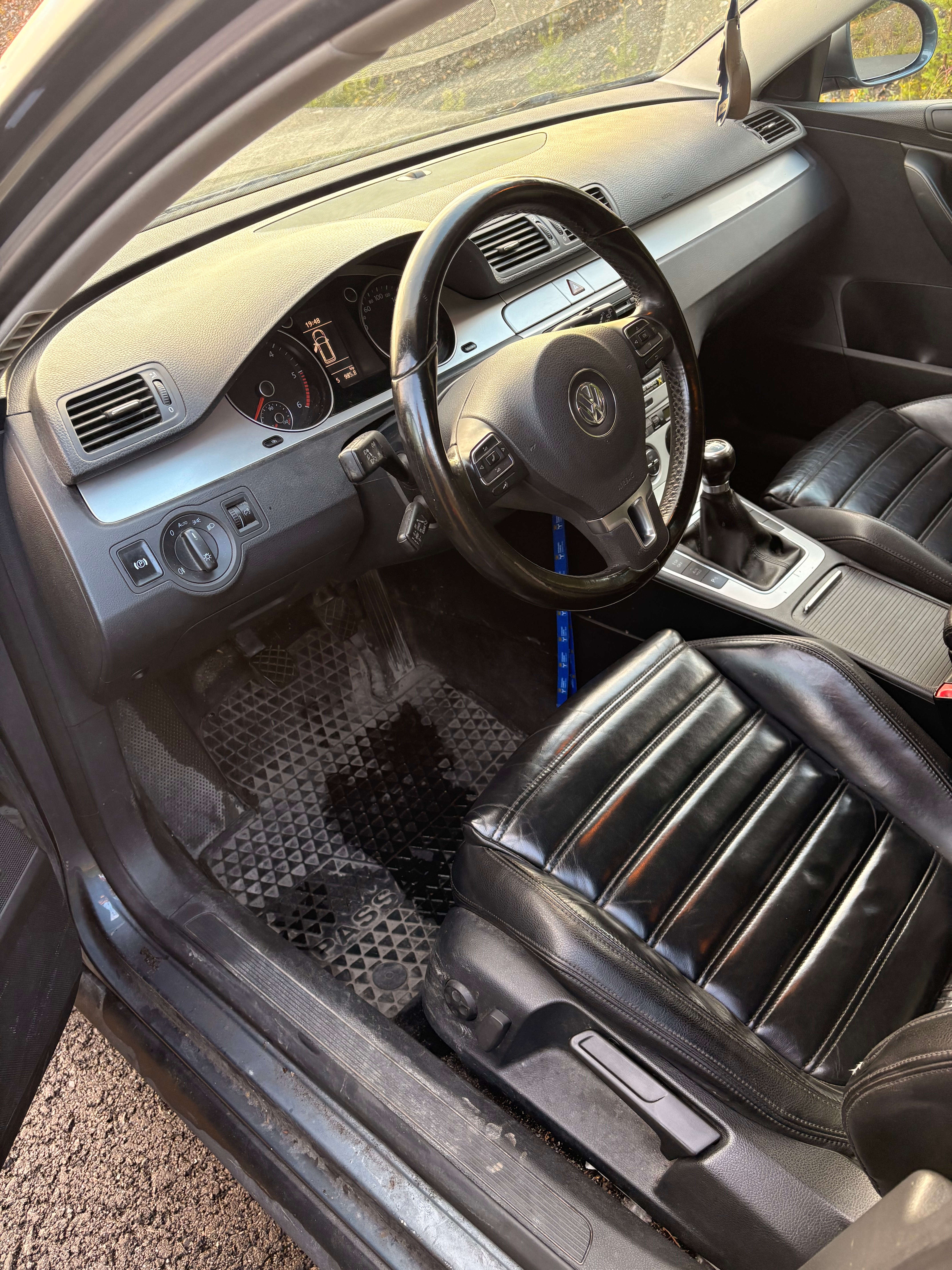 Volkswagen Passat 2010, bild 2/5
