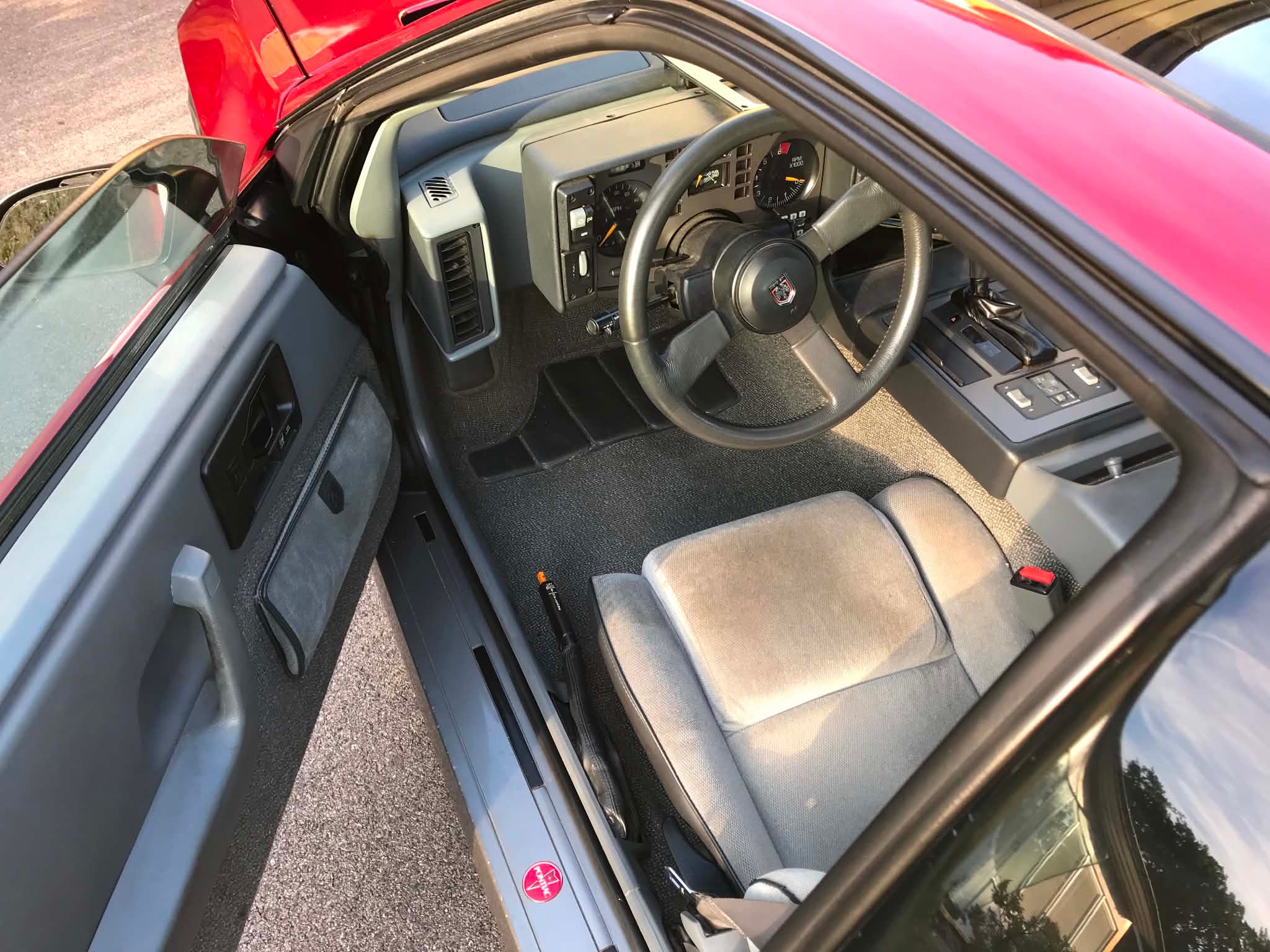 Pontiac Fiero 2.8 V6 1987, bild 2/6