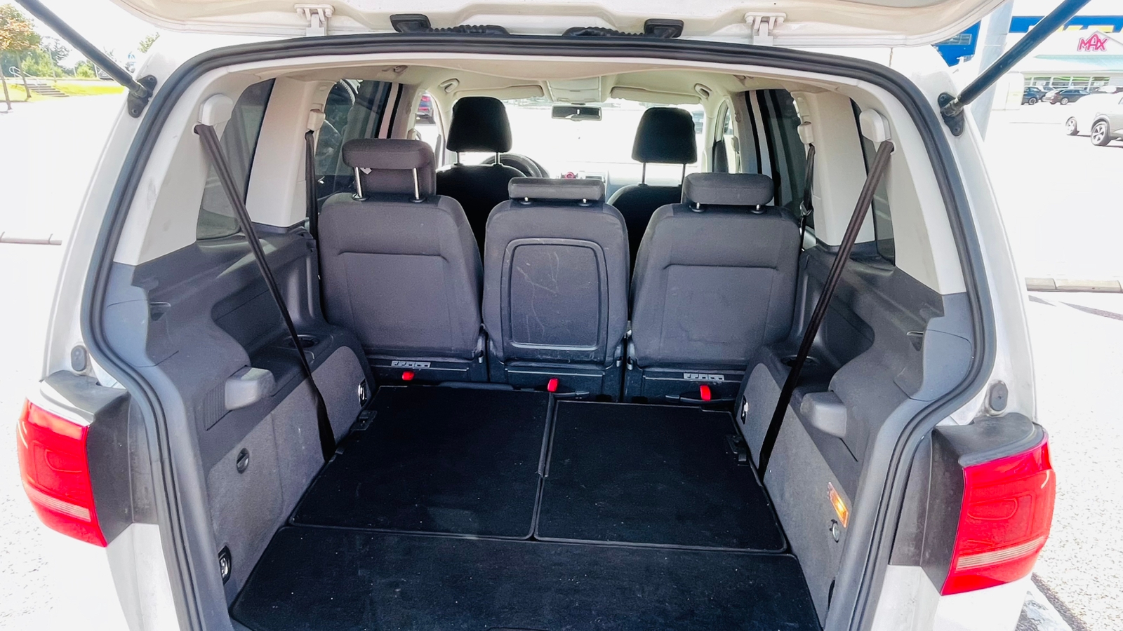 Volkswagen Touran 2011, bild 7/8