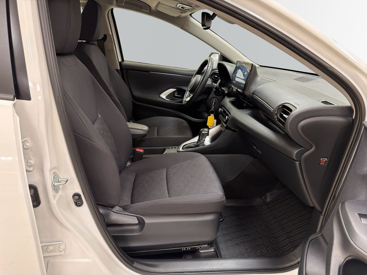Toyota Yaris 2025, photo 6/13