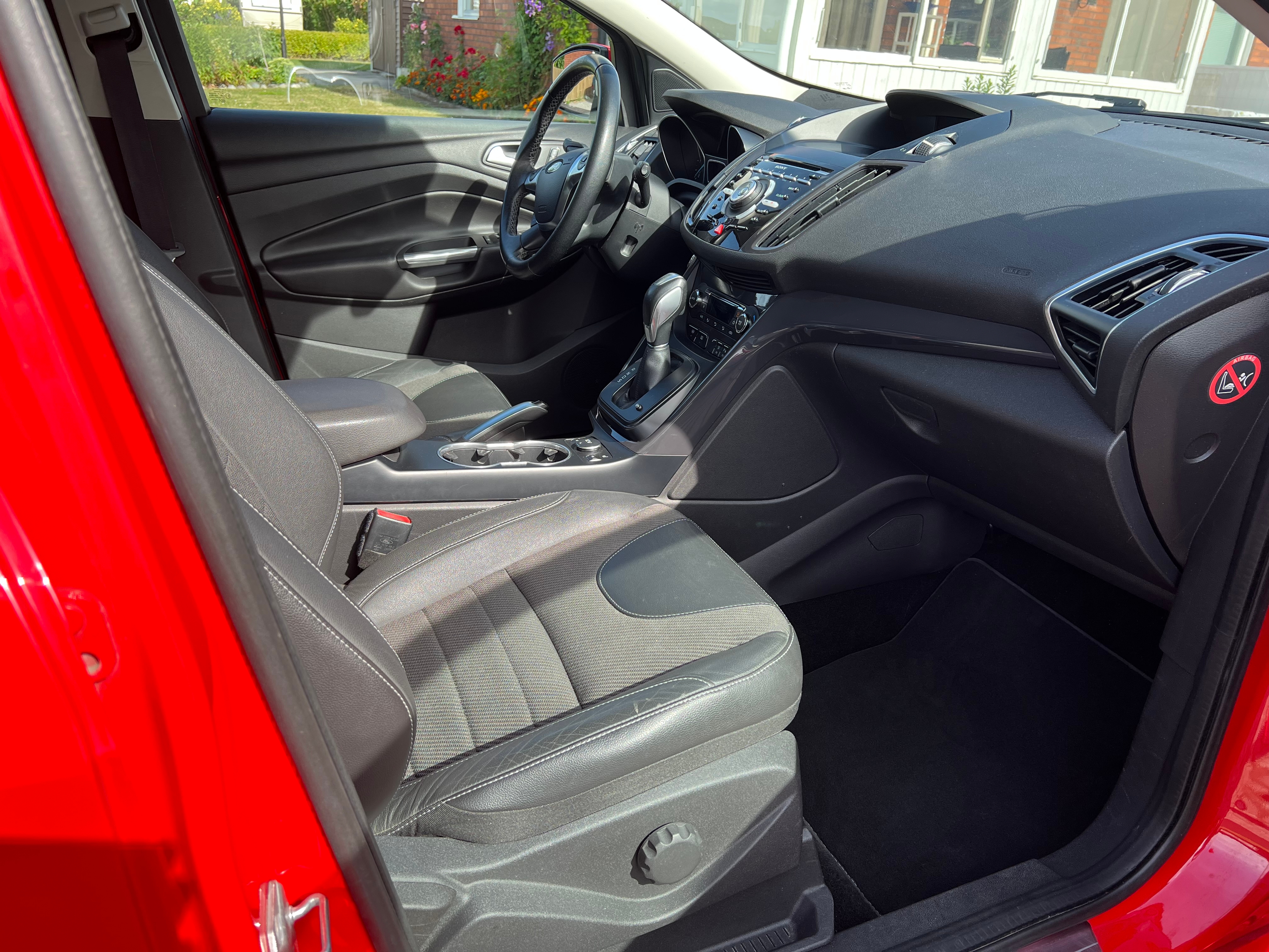 Ford Kuga 2.0 TDCi AWD Powershift 2015, bild 2/4