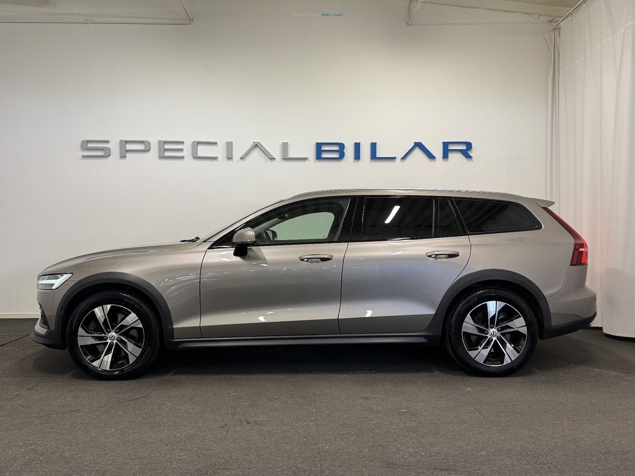 Volvo V60 Cross Country 2019, bild 2/10