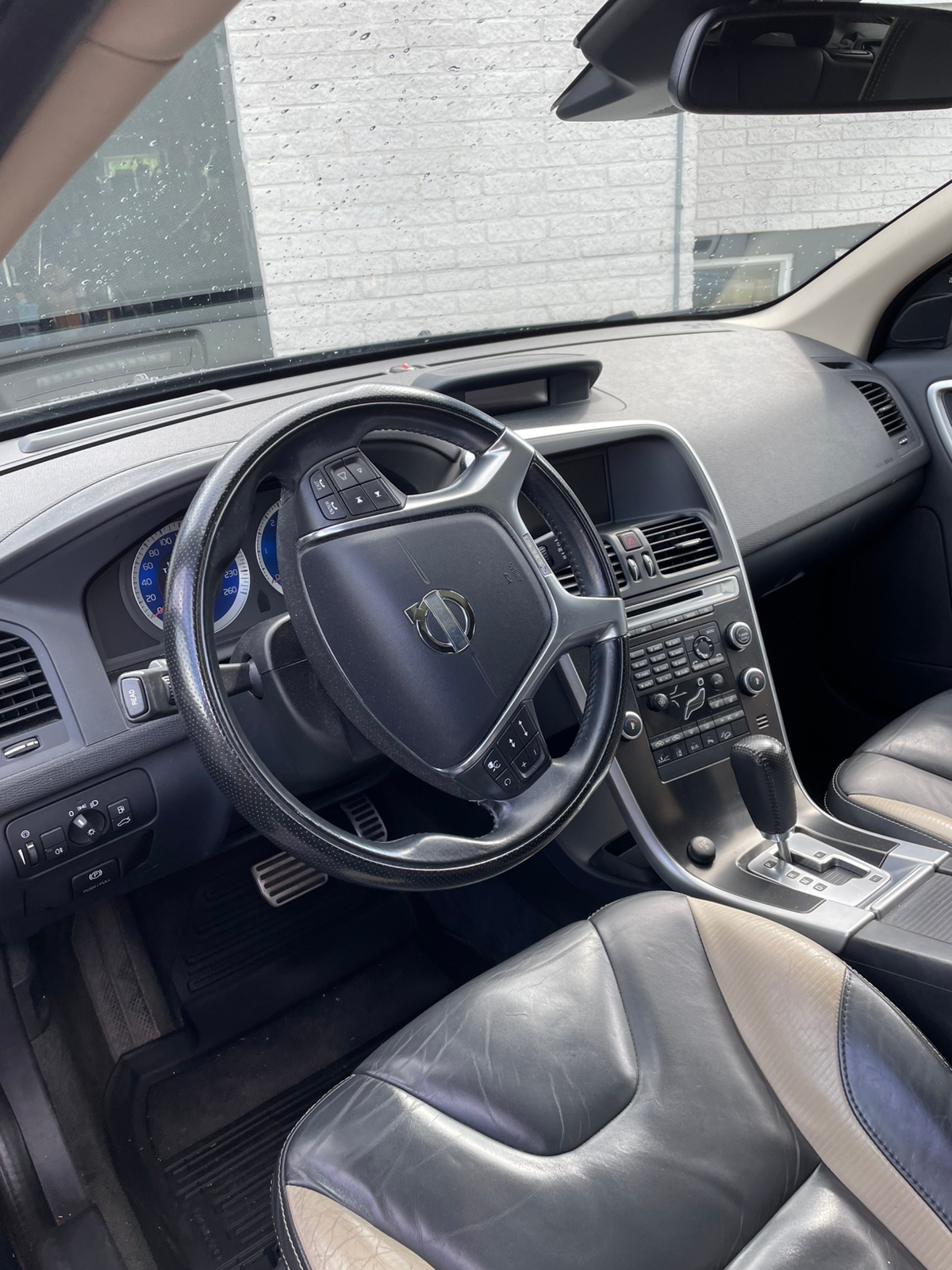 Volvo XC60 D5 AWD Geartronic R-Design 2010, kuva 3/4