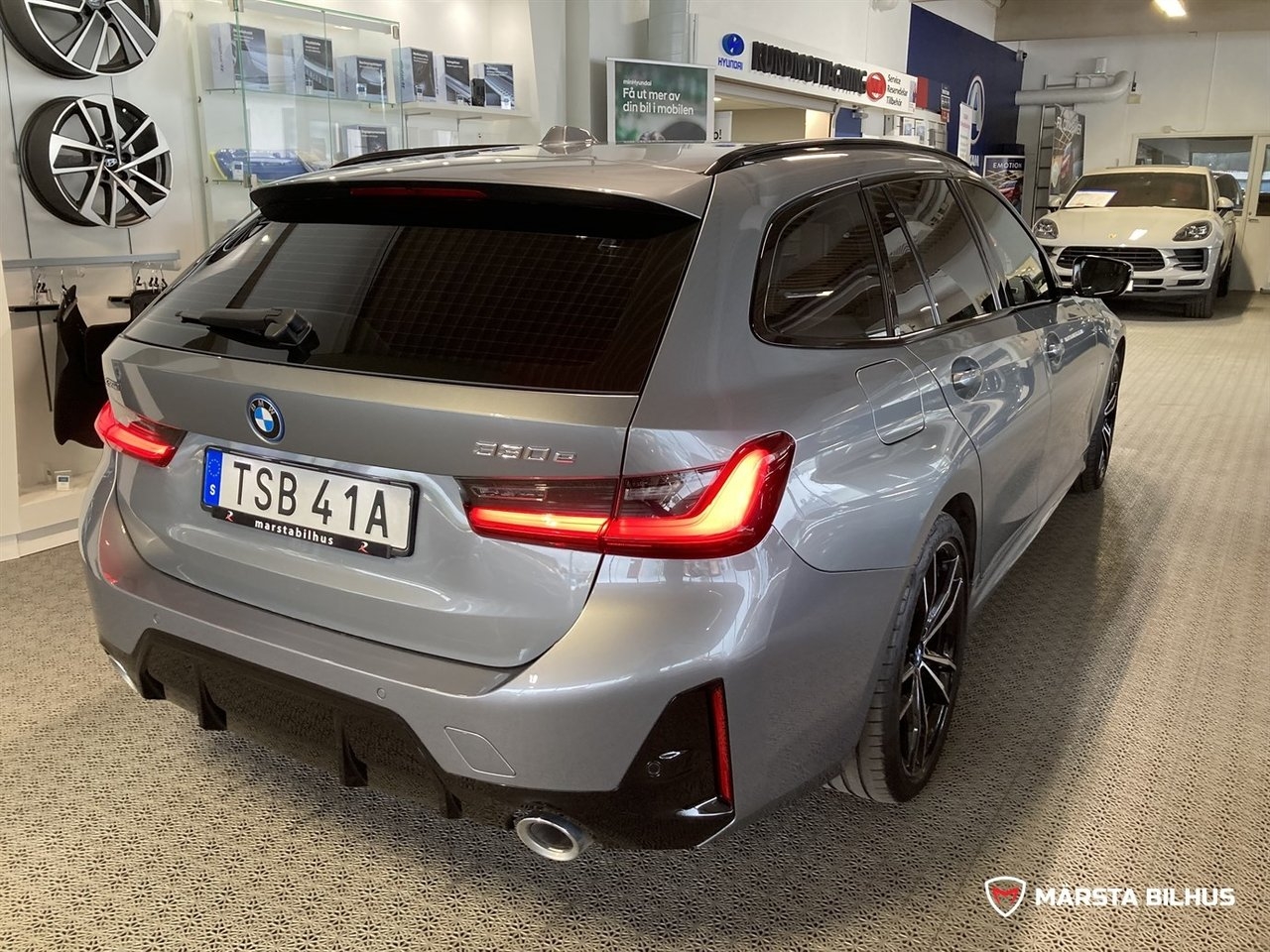BMW 330 e xDrive (292hk) M Sport Moms 2023, bild 3/19