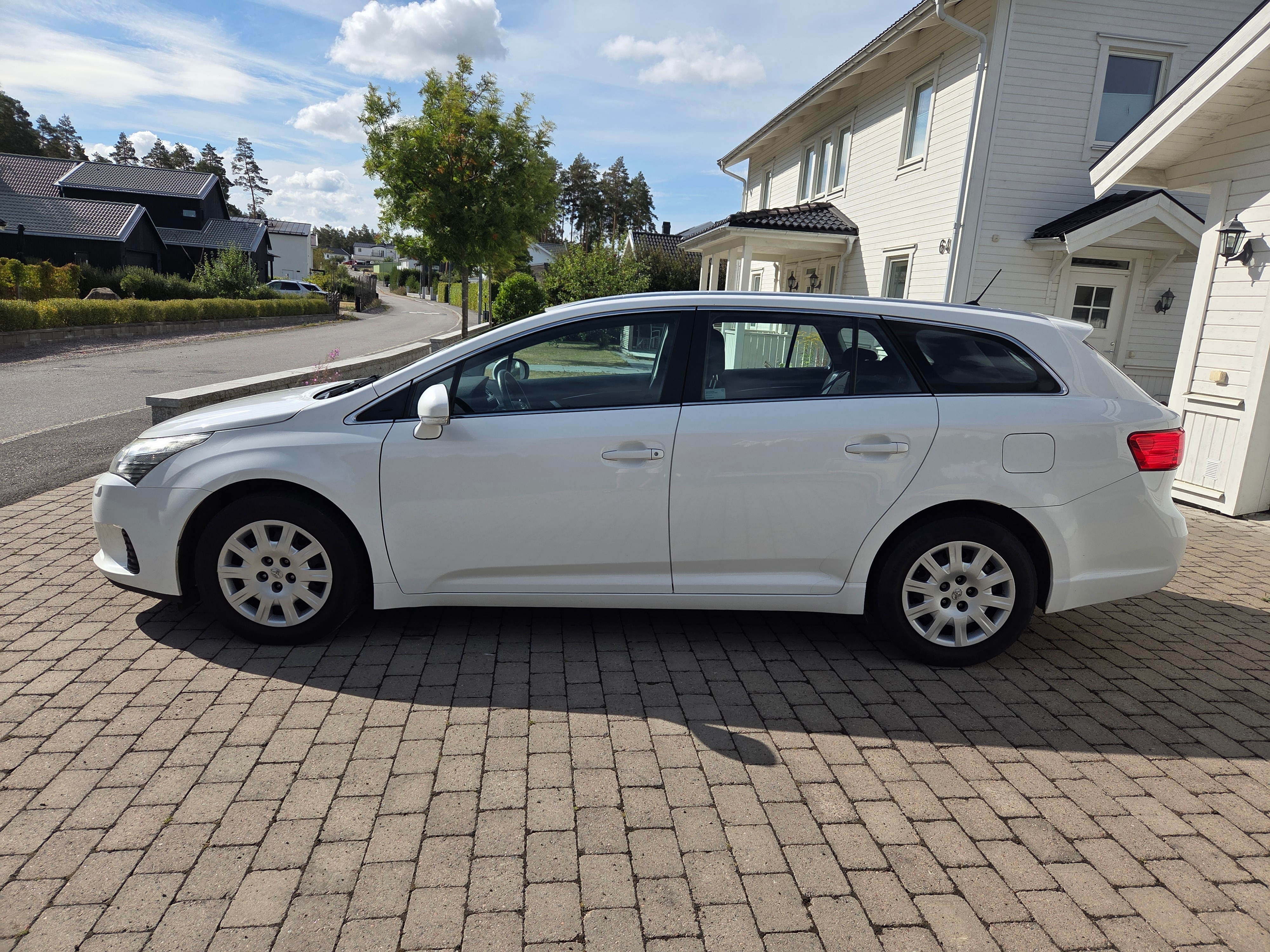 Toyota Avensis Kombi 2.0 D-4D Manuell 2012, bild 5/10