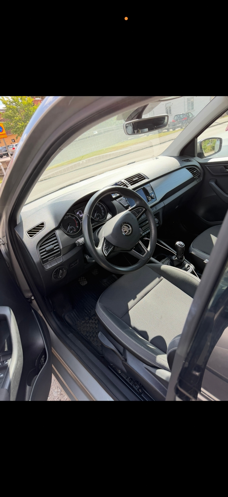 Skoda Fabia 1.0 MPI Manuell 2019, bild 2/4