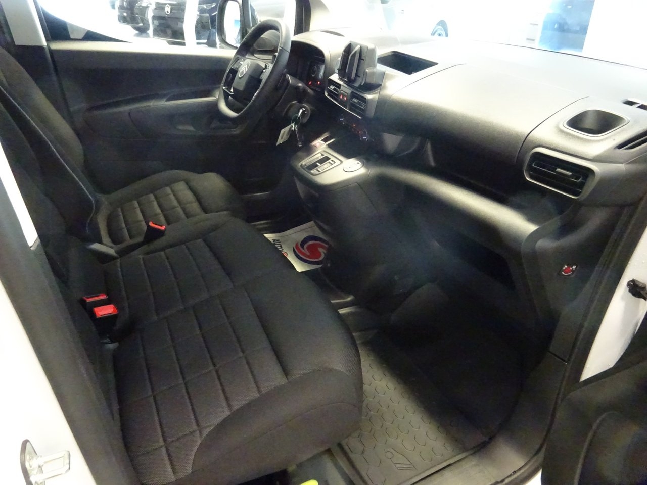 Citroen Berlingo L2 130 hk AT8 BASIC 2026, kuva 5/7