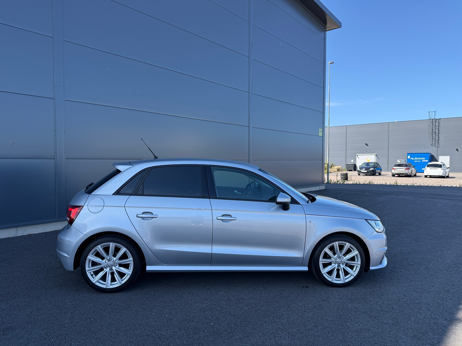 Audi A1 Sportback 1.0 TFSI Ultra S-line 2017, bild 2/7