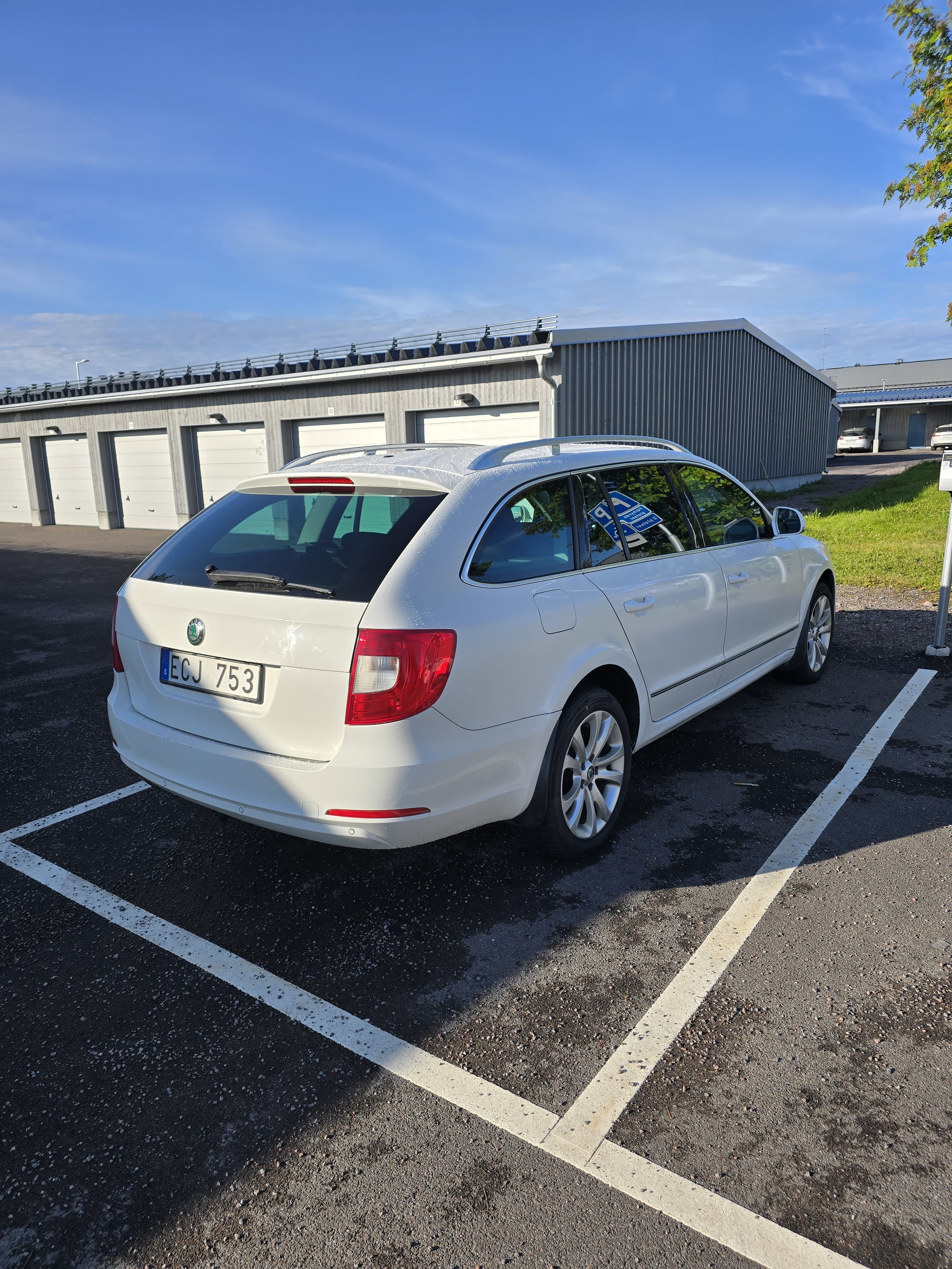 Skoda Superb 2012, kuva 3/7