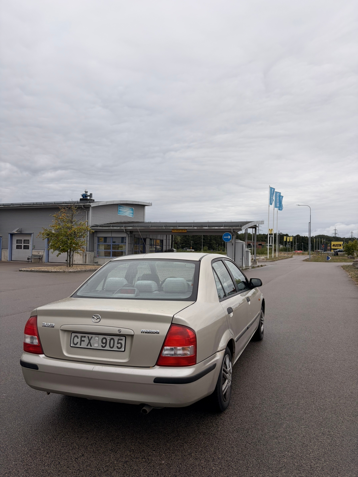 Mazda 323S 1.5 Manuell 1999, bild 4/4