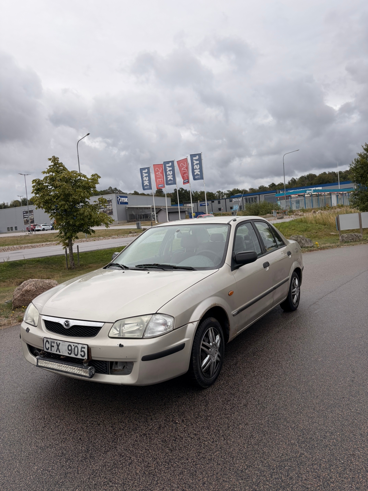 Mazda 323S 1.5 Manuell 1999, bild 2/4