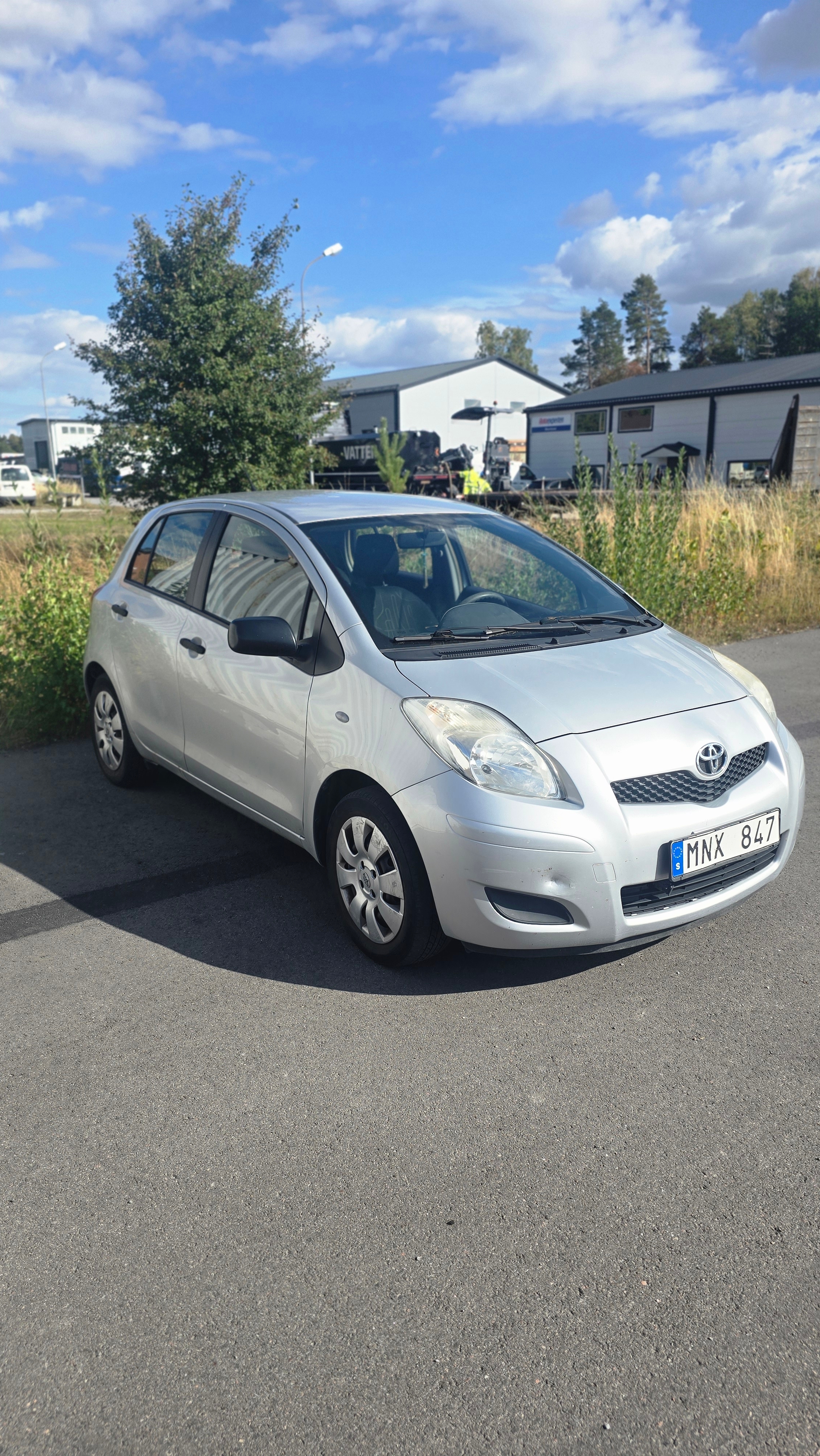 Toyota Yaris 5-dörrar 1.0 VVT-i Manuell 2011, bild 2/6