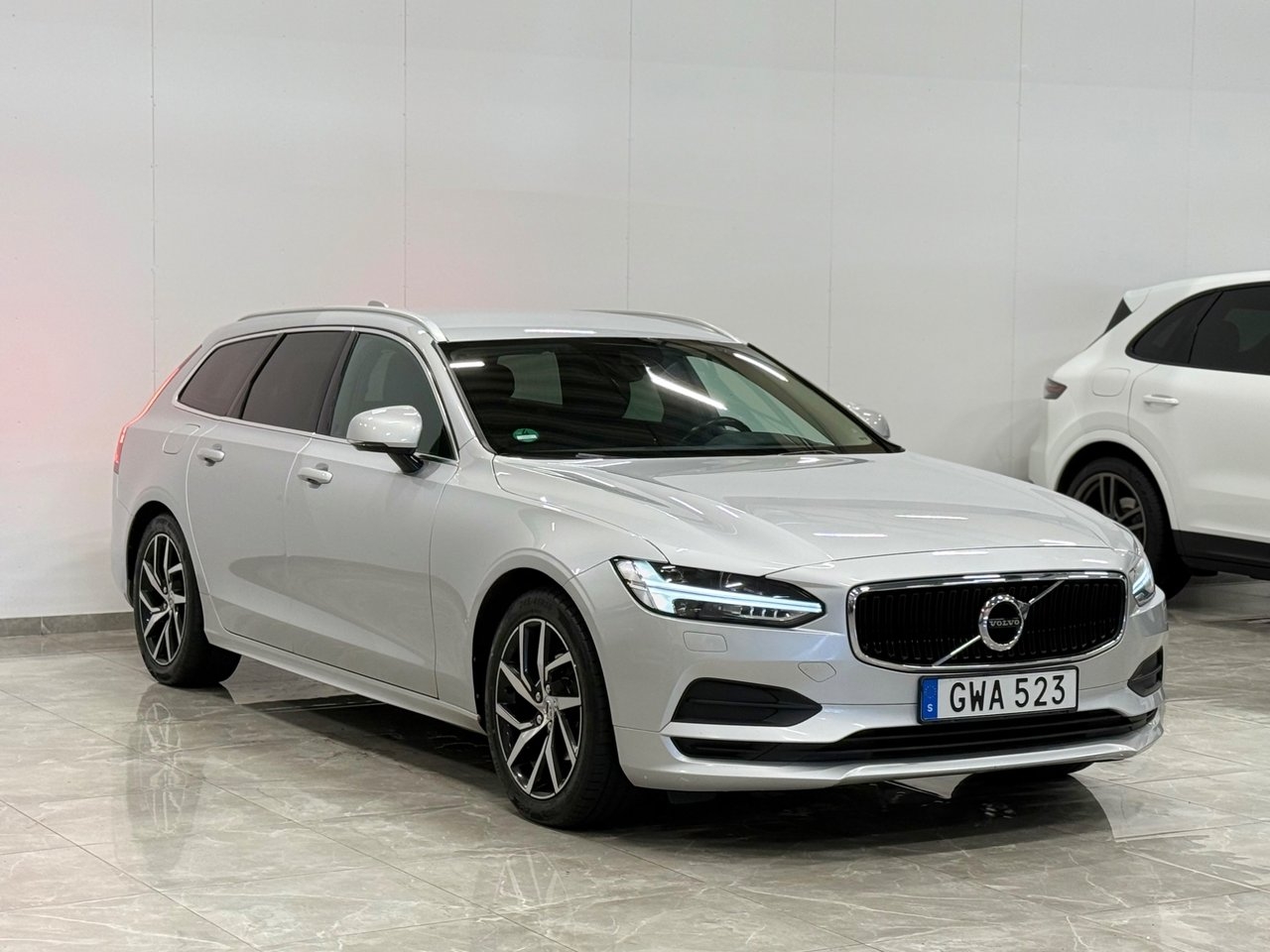 Volvo V90 D3 AWD Geartronic Momentum 2019, bild 2/10