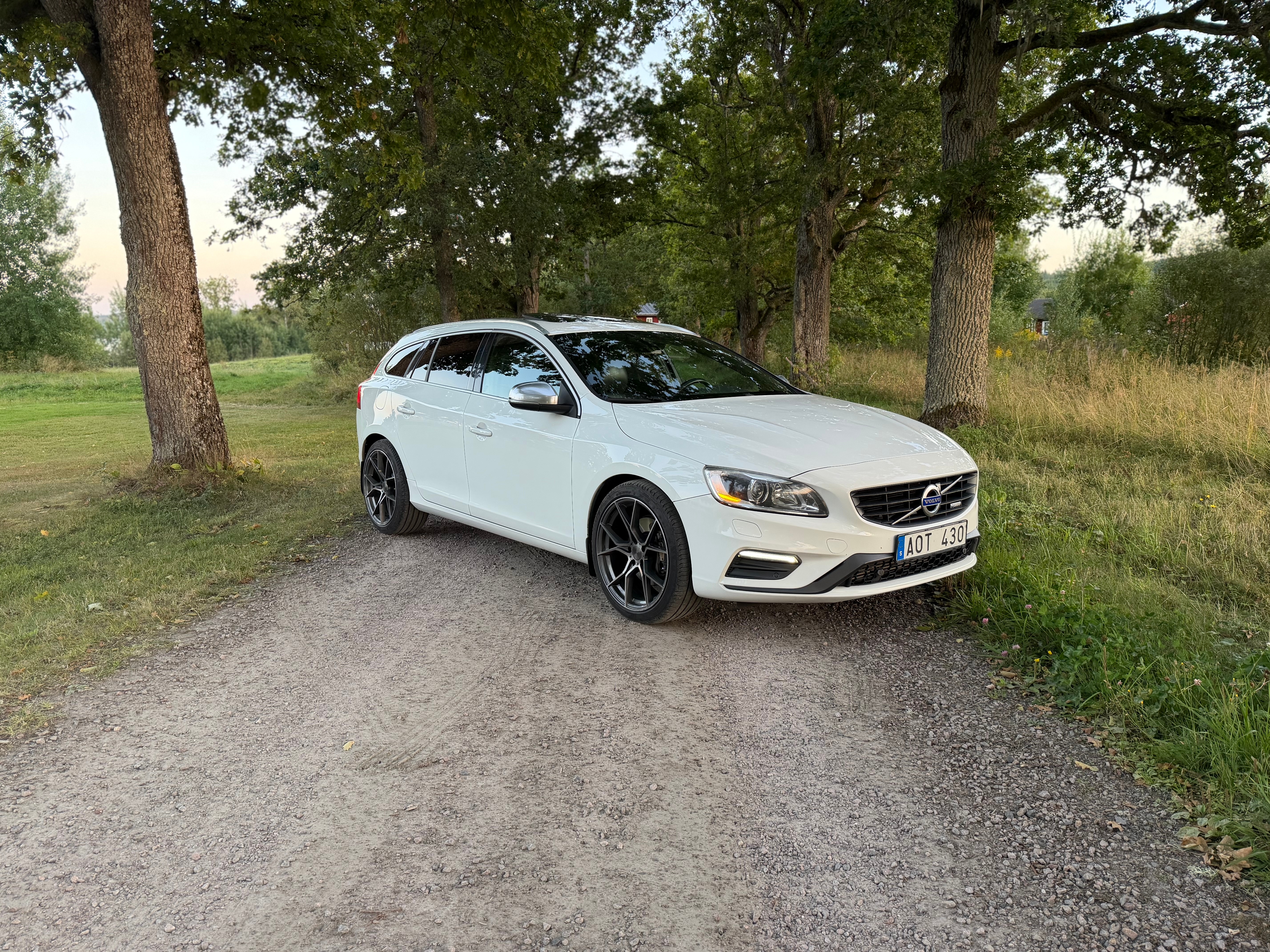 Volvo V60 D4 AWD R-Design 2014, kuva 5/8