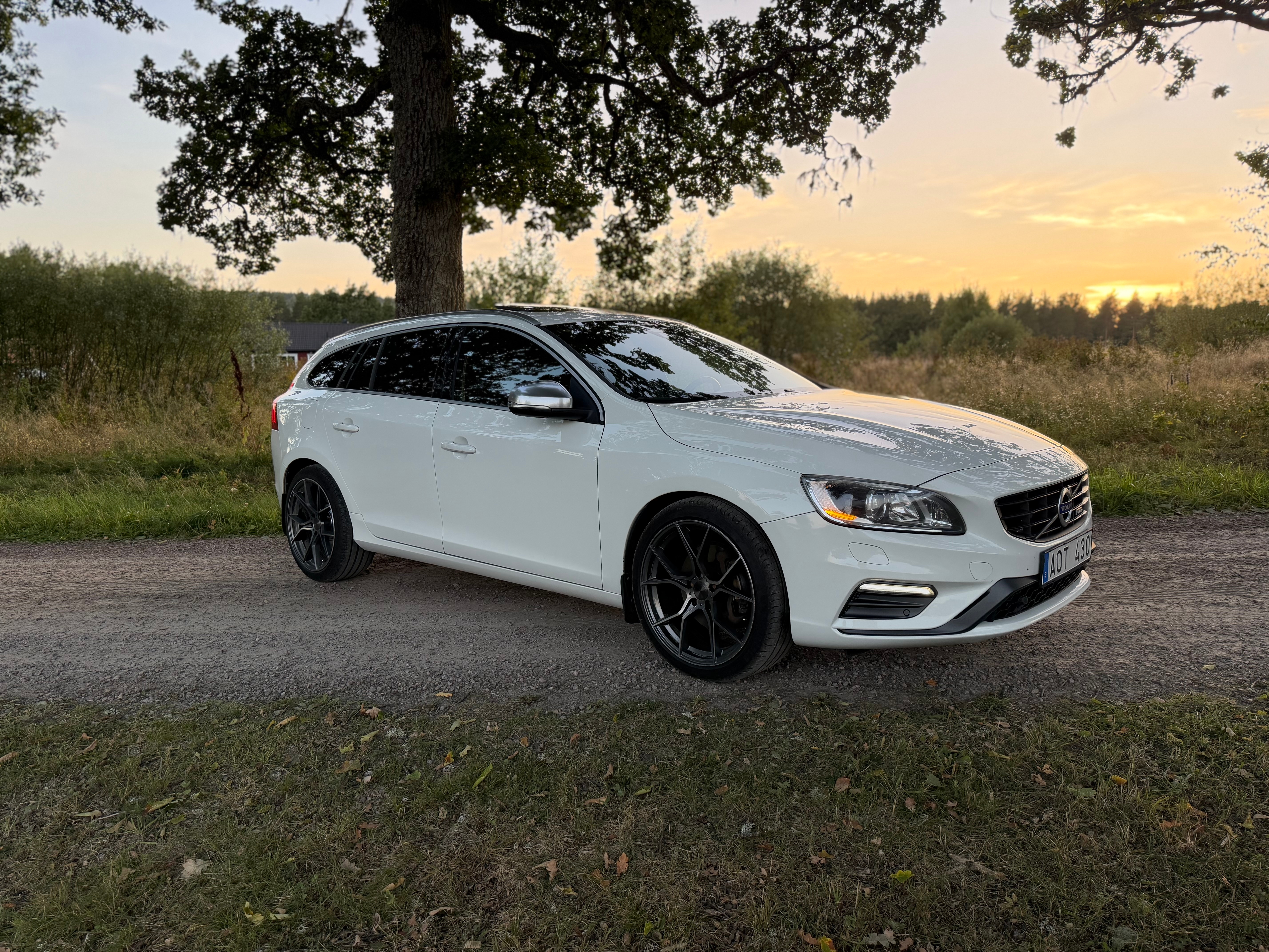 Volvo V60 D4 AWD R-Design 2014, kuva 2/8