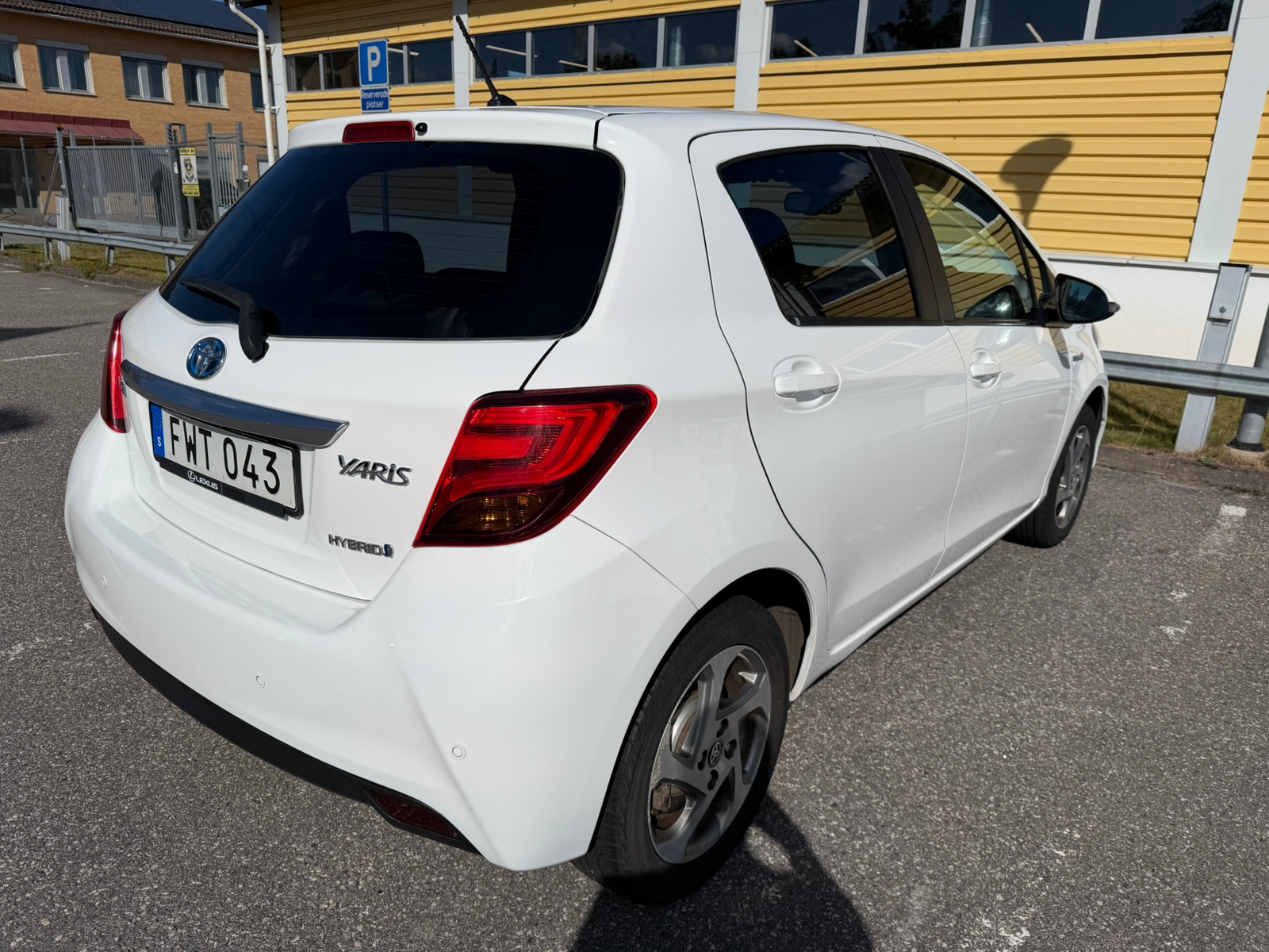 Toyota Yaris Hybrid e-CVT 2015, bild 3/10