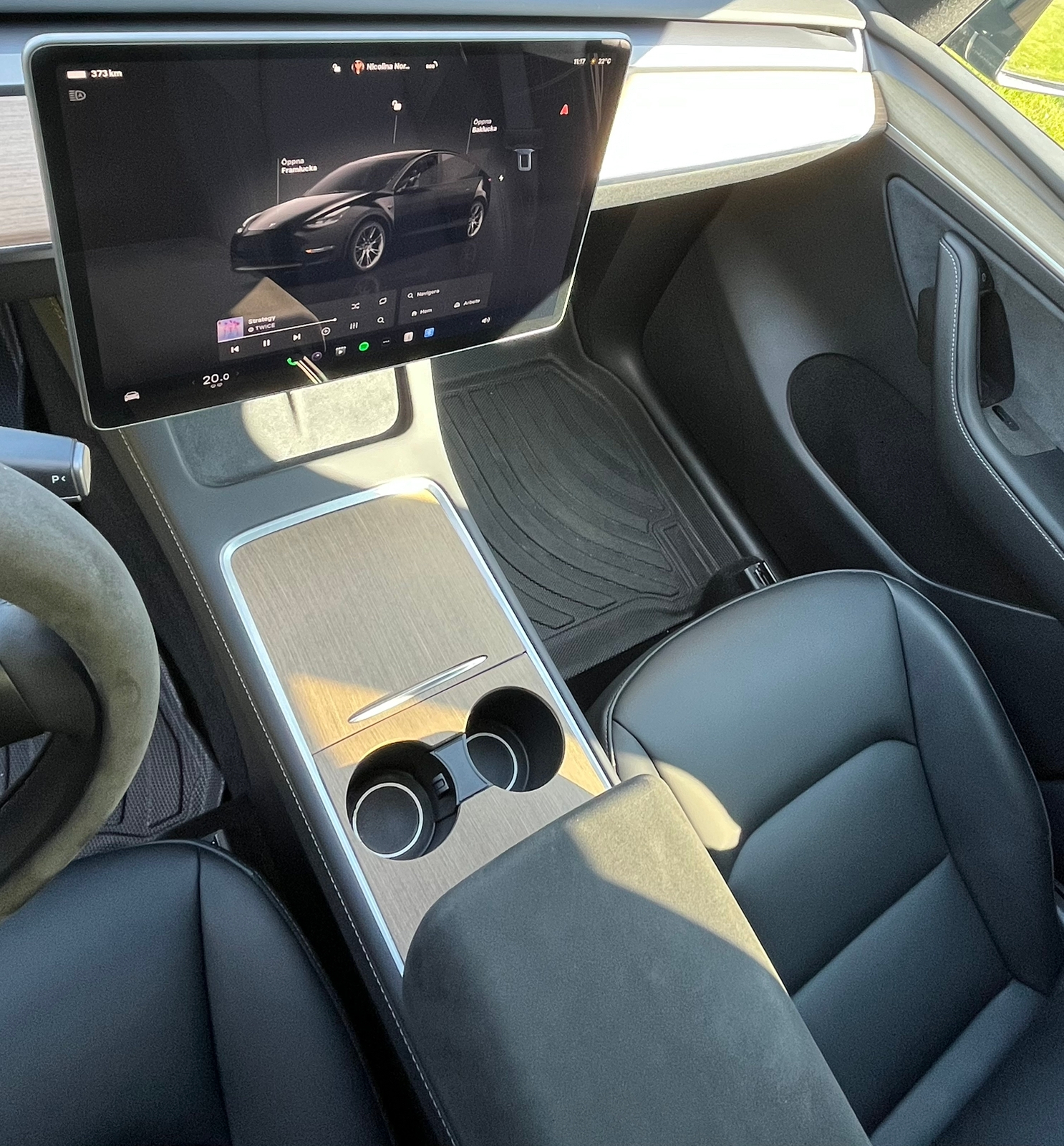 Tesla Model Y Standard Range RWD 2023, photo 5/10