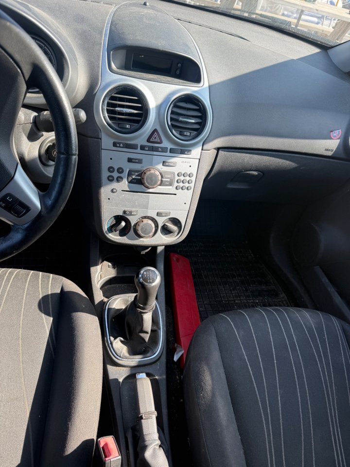 Opel Corsa 2009, bild 7/8