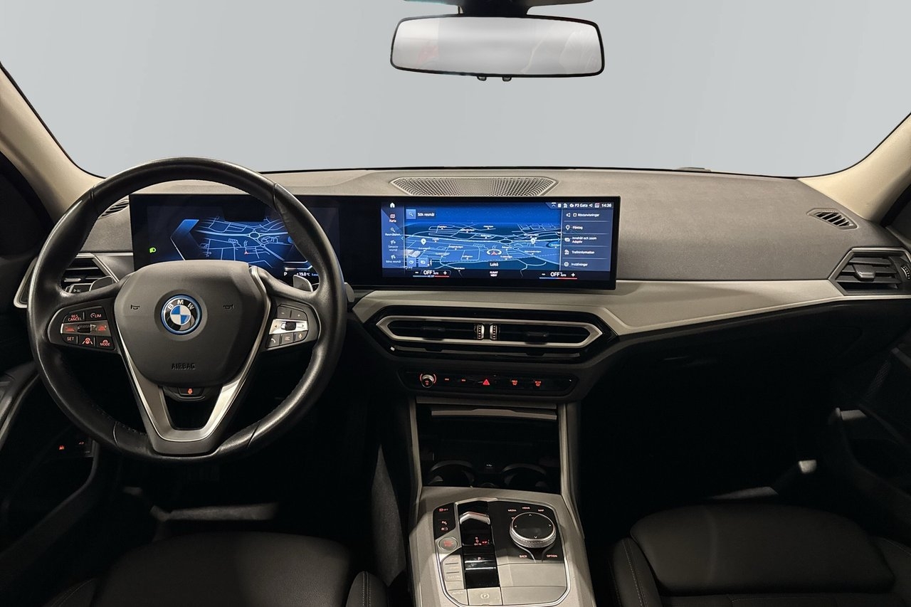 BMW 330 e Touring Aut Cockpit 2023, bild 4/6