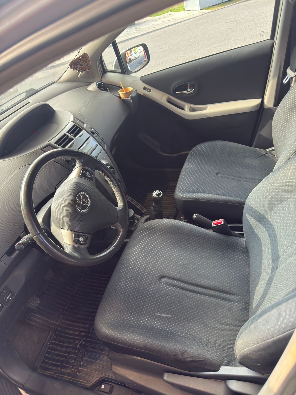 Toyota Yaris 5-dörrar 1.0 VVT-i Manuell 2010, bild 6/7