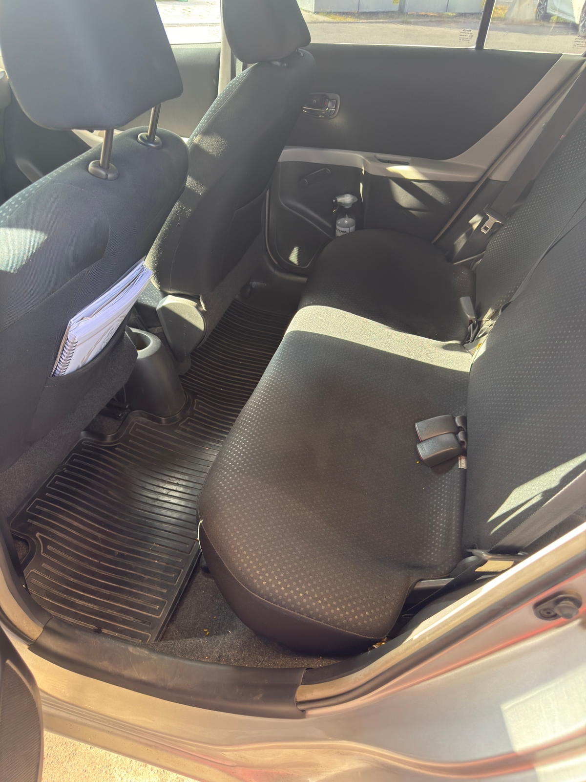 Toyota Yaris 5-dörrar 1.0 VVT-i Manuell 2010, bild 5/7