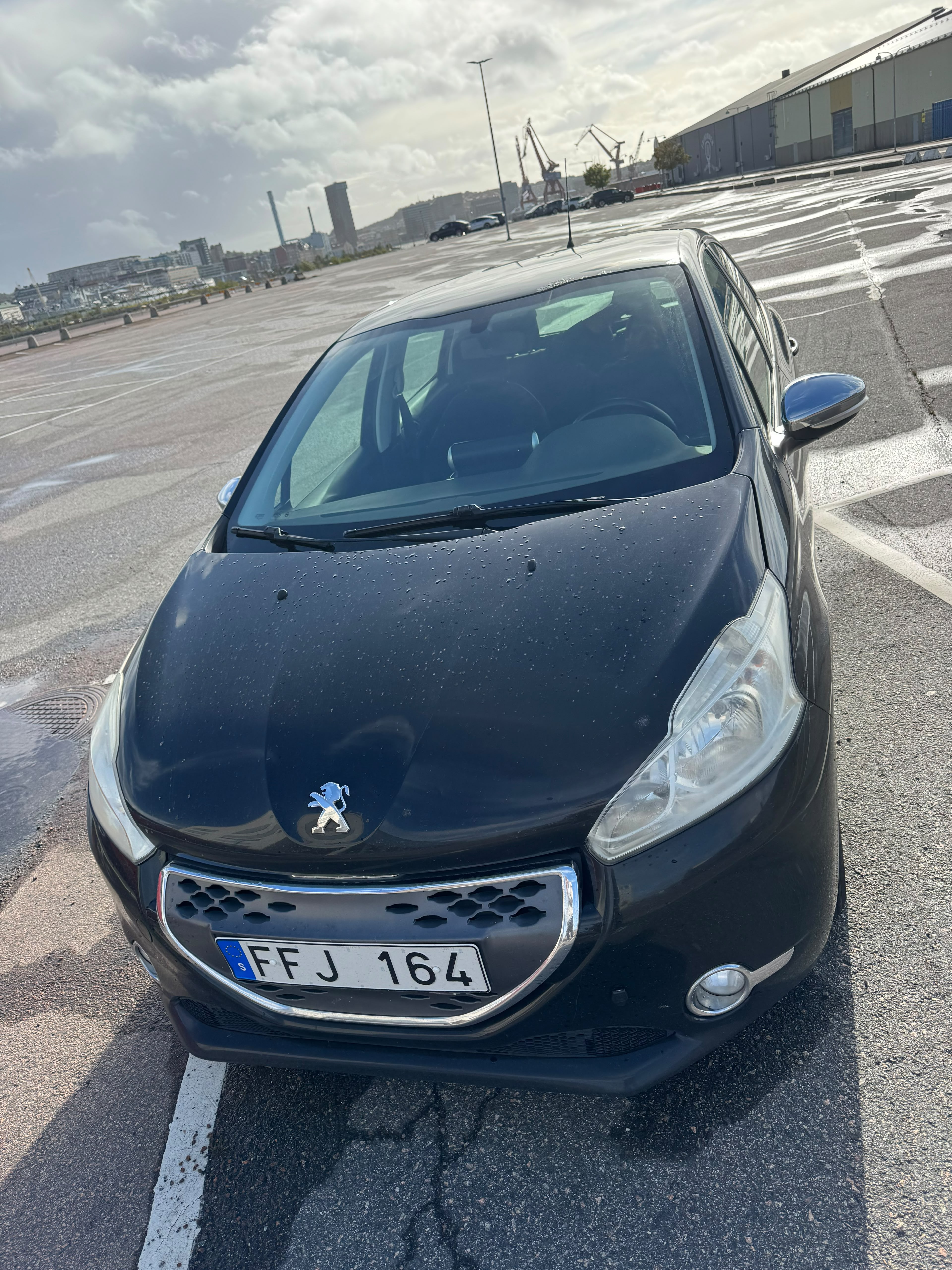 Peugeot 208 5-dörrar 1.4 e-HDi 68 8v EGS 2012, photo 2/5