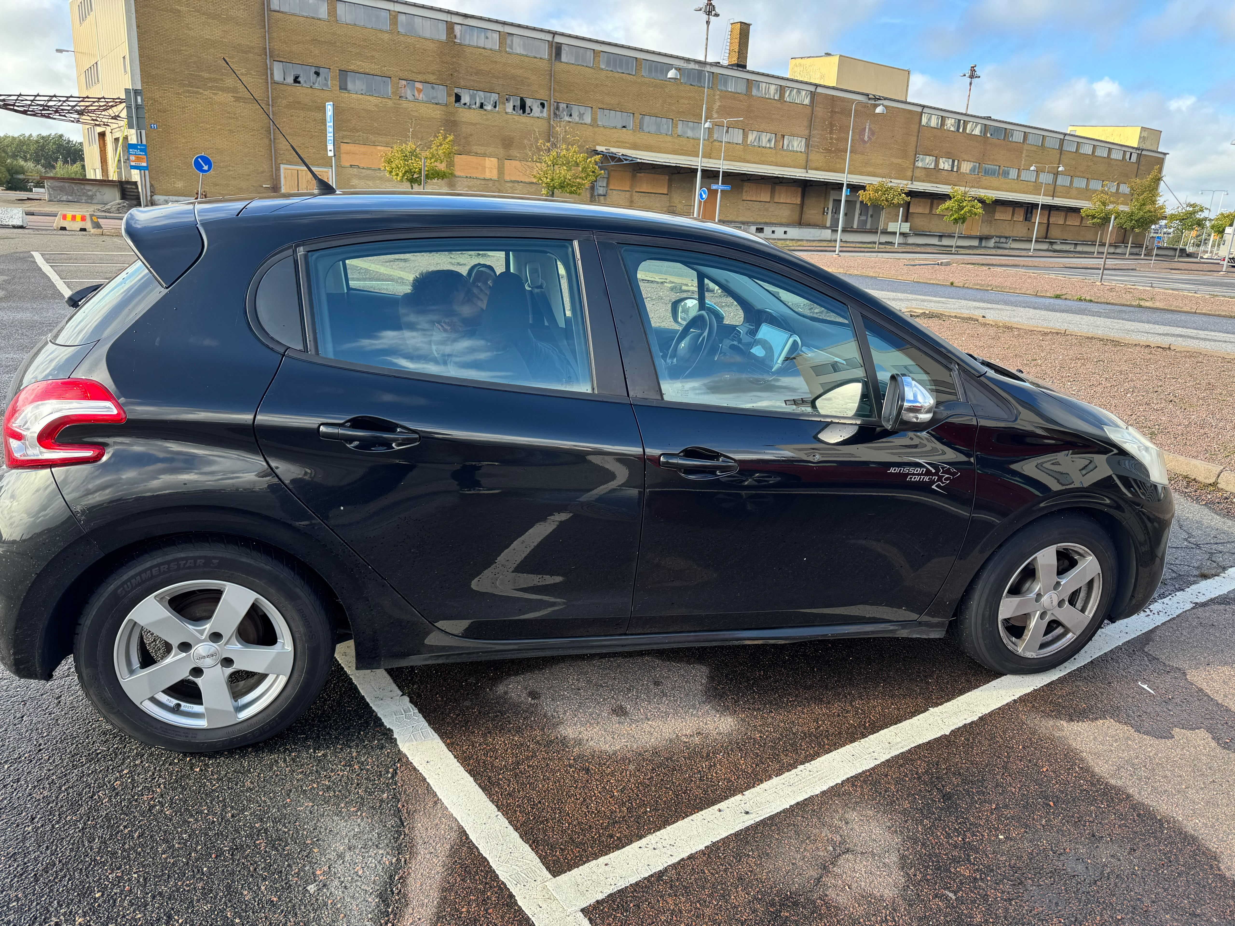 Peugeot 208 5-dörrar 1.4 e-HDi 68 8v EGS 2012, photo 4/5