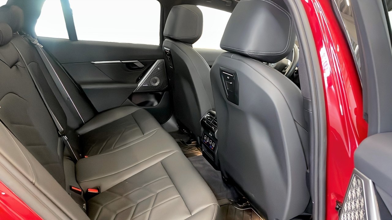 BMW 550 2025, photo 5/10