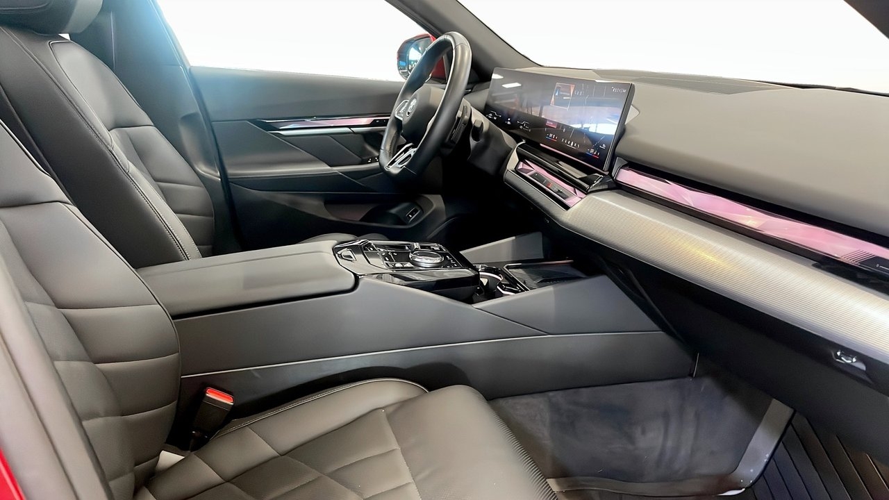 BMW 550 2025, photo 3/10