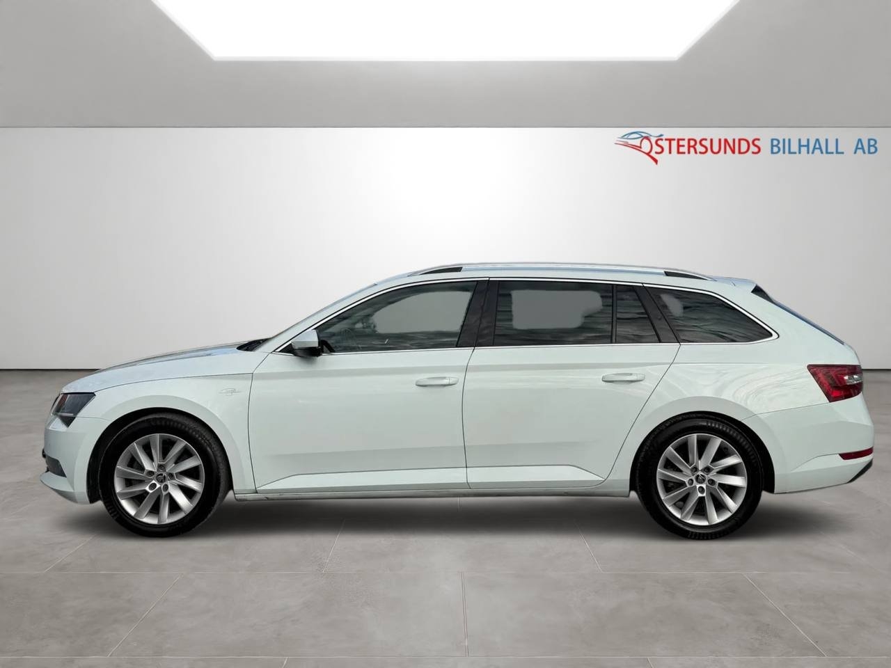 Skoda Superb 2016, photo 4/10
